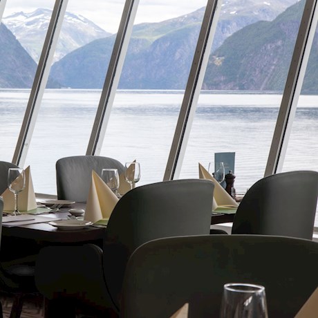 /da-dk/-/media/stresslesssite/magasin/hurtigruten/hurigruten_dining_view_960x960.jpg?cx=0&cy=0&cw=460&ch=460&hash=91A98437E2FE9B69A07325CDC1CEBE7A