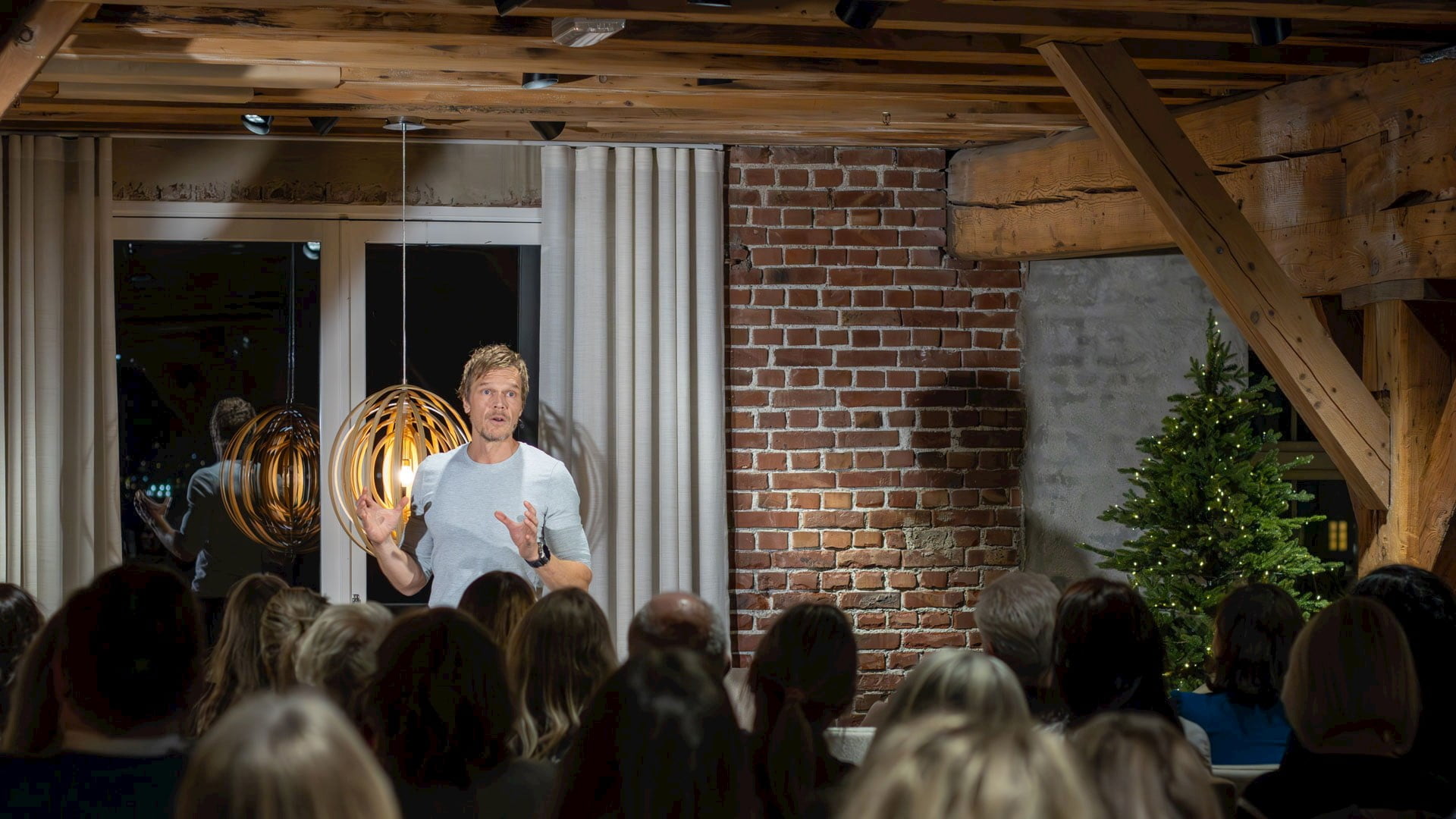 /da-dk/-/media/stresslesssite/magasin/recharge-your-mind/tomastalking1920x1280.jpg?cx=0&cy=0&cw=1920&ch=1080&hash=F3A539D384D3C93E19EEF45E80ED7C9C