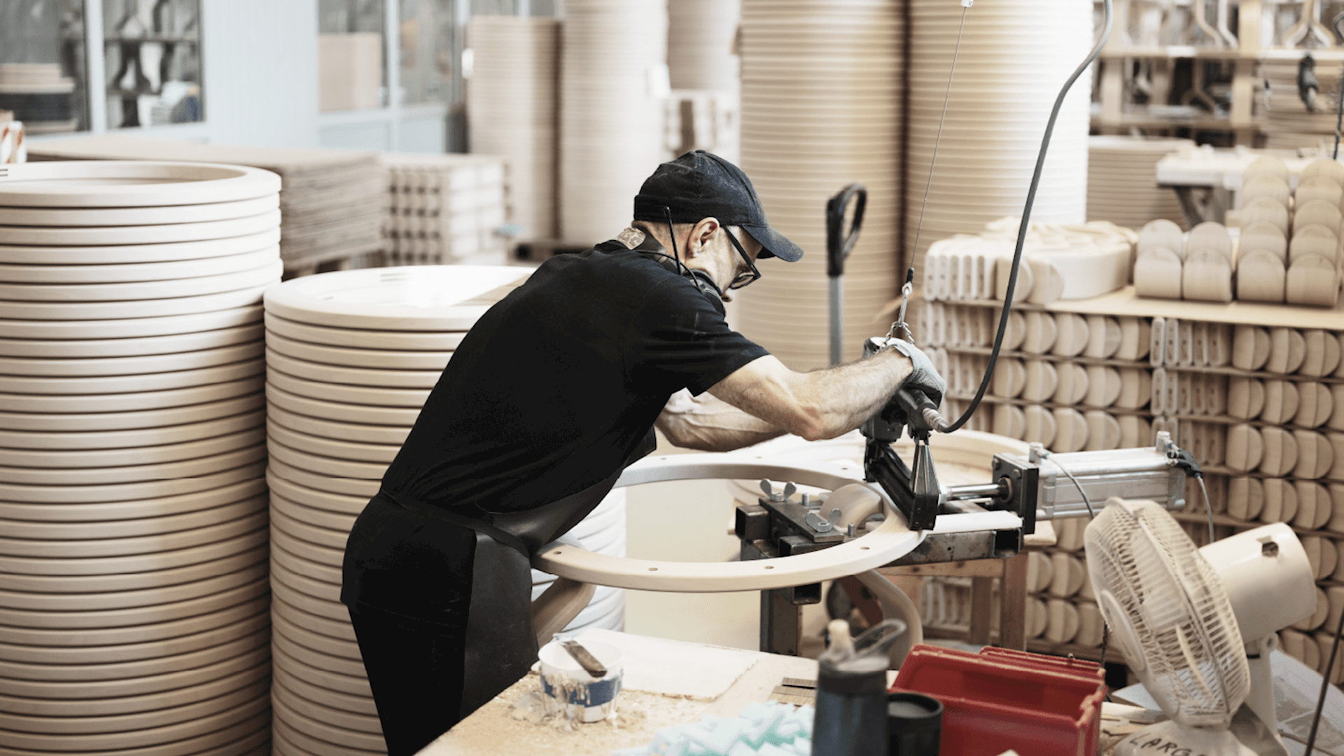 /de-de/-/media/stresslesssite/aboutus/norwegian-design/factory_woodenbase_drill_1440x820.png?cx=0&cy=0&cw=1920&ch=1080&hash=01FBC86E4CB3829A1E62AFB0D680F312