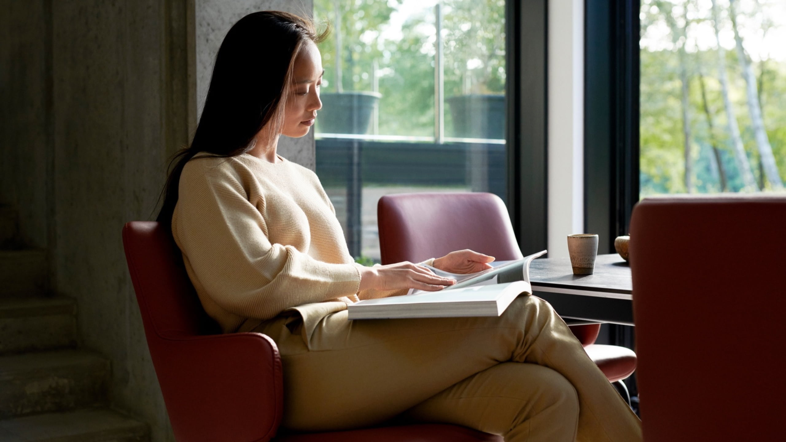 /en-gb/-/media/stresslesssite/products/dining/stressless_laurel_l_arm_d400_pal_dark_henna_black_detail_modelw3_.jpg?cx=0&cy=0&cw=1920&ch=1080&hash=03C06AD1452C1884399B85EE92921AA6