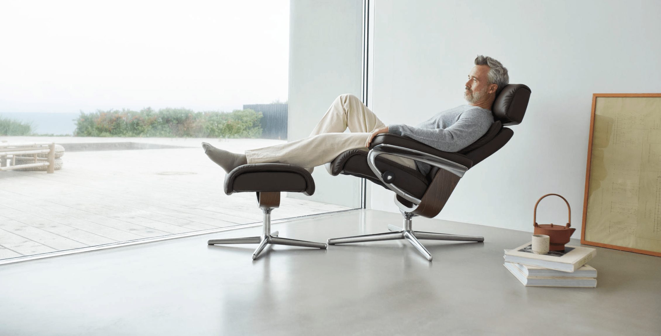 /en-gb/-/media/stresslesssite/products/recliners/erik/stressless_erik_cross_pal_choc_chrome_model_wide_2260x1150.png?cx=0.63&cy=0.37&cw=1920&ch=1080&hash=686DB9A4AC44306AA8E7A59890748097
