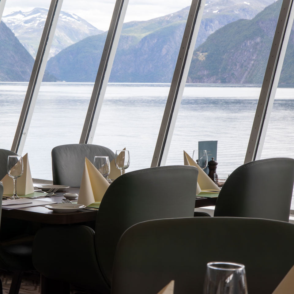 /global/-/media/stresslesssite/magasin/hurtigruten/hurigruten_dining_view_960x960.jpg?cx=0&cy=0&cw=460&ch=460&hash=7AC1183D7ACC6F3F9AA50DC837D21C45