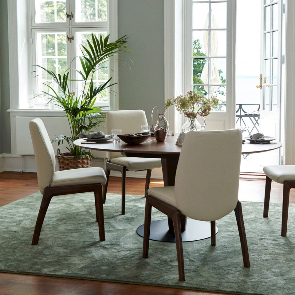 Dining room with Stressless Laurel dining chairs 