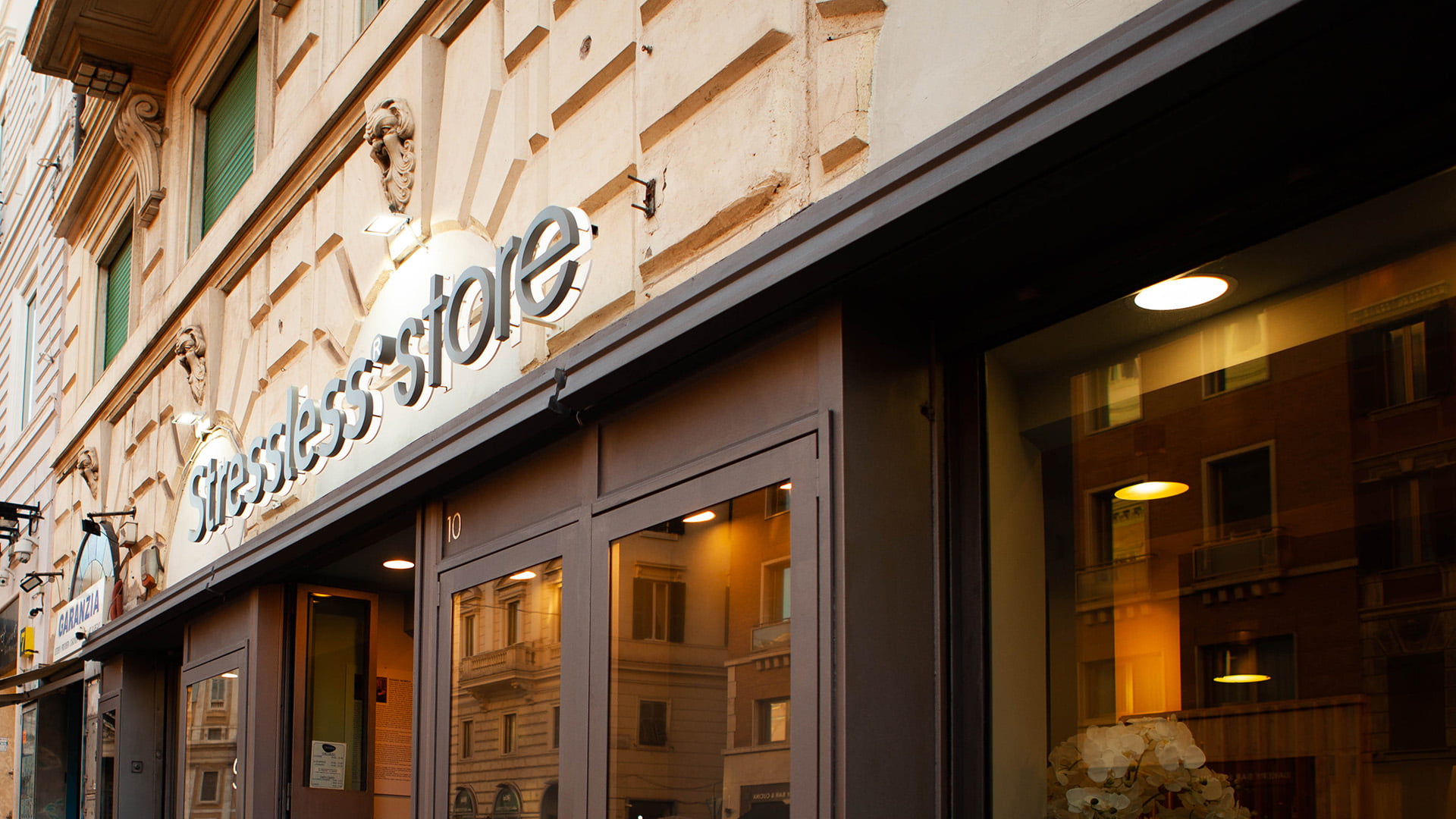 /it-it/-/media/stresslesssite/brandstore/rome/brandstore_romestorefront2_1920x1080.jpg?cx=0.38&cy=0.42&cw=1920&ch=1080&hash=BE2EF7796474668298973ACA4AD6F59F