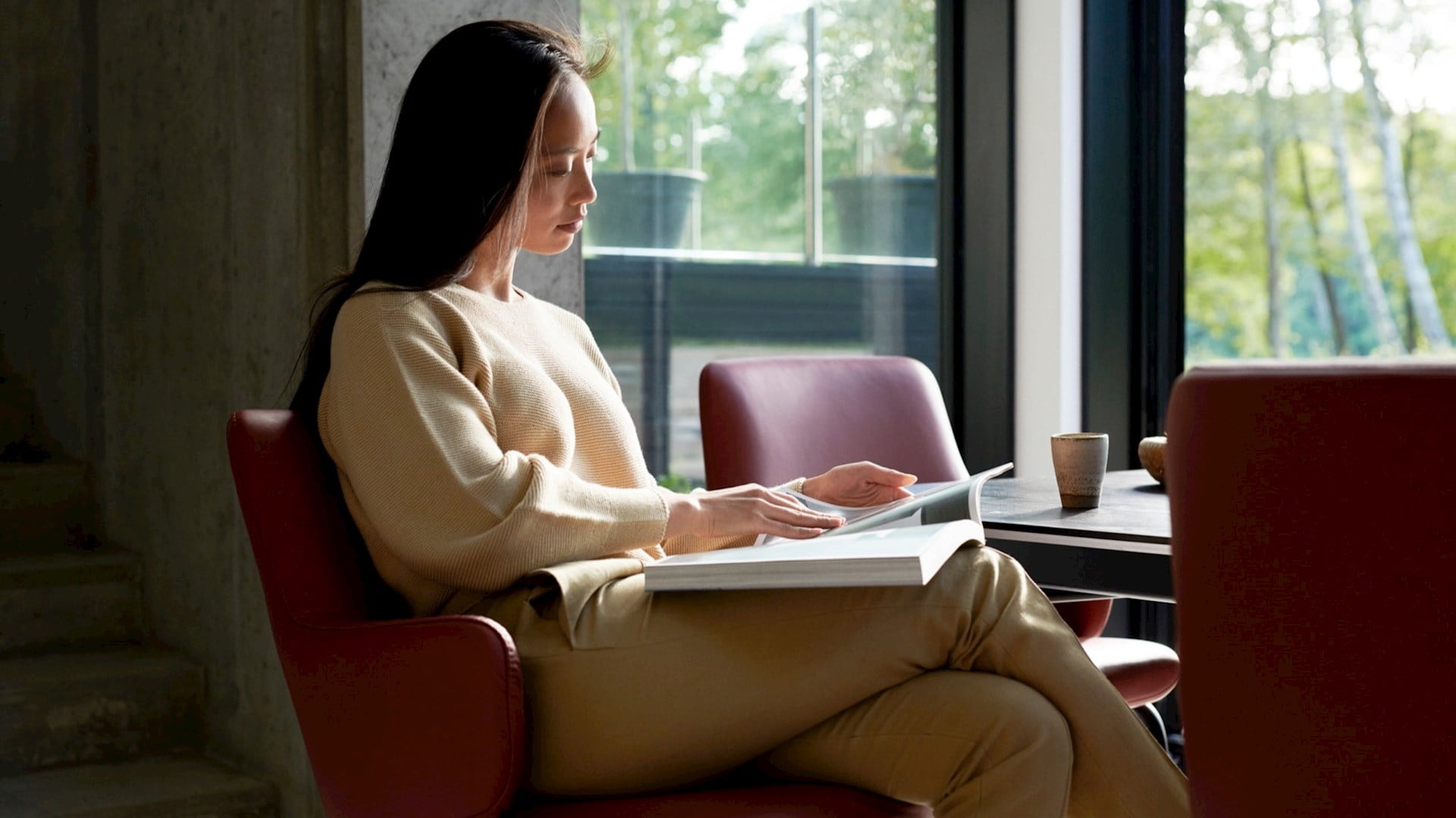 /zh-tw/-/media/stresslesssite/products/dining/stressless_laurel_l_arm_d400_pal_dark_henna_black_detail_modelw3_.jpg?cx=0&cy=0&cw=1920&ch=1080&hash=37D4736E85B031C67E2842CBCD01B50D