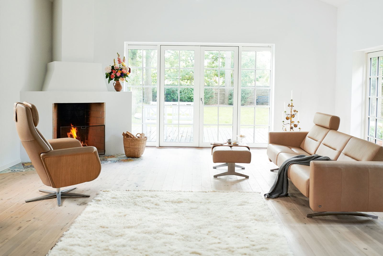 Mand og kvinde, der sidder i Stressless Copenhagen sofa