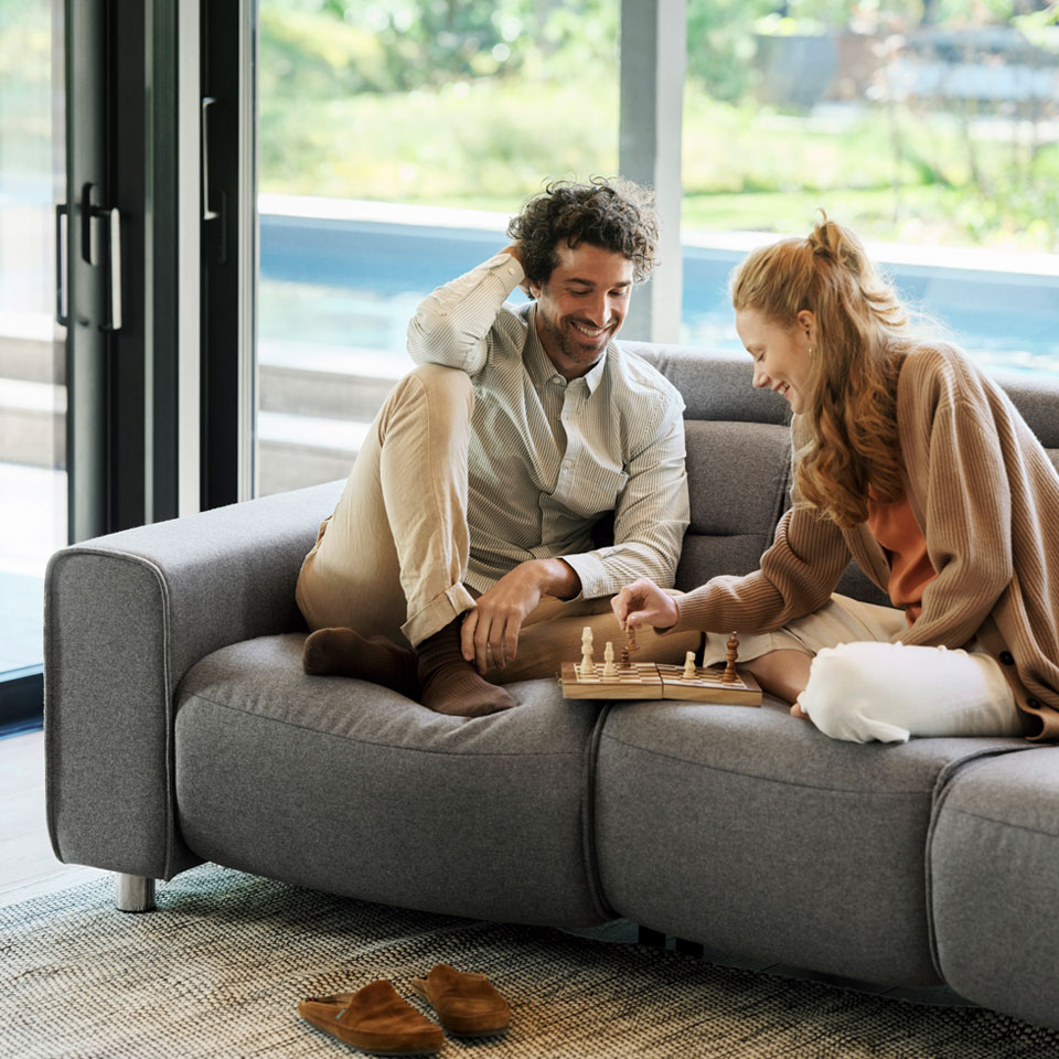 /da-dk/-/media/stresslesssite/inspiration/styles/minimalism/emily_calido_grey_couplechess_960x960.jpg?cx=0.63&cy=0.32&cw=460&ch=460&hash=8810F61E189AADF110732DDA091021A4