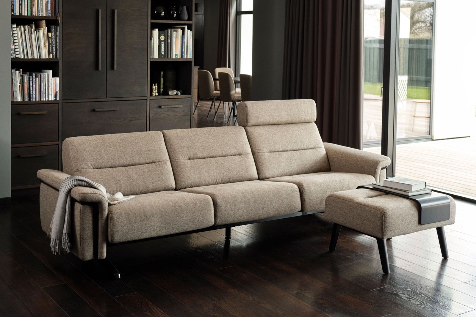 Mand, som sidder i Stressless Rome hvilestol ved Stella sofa