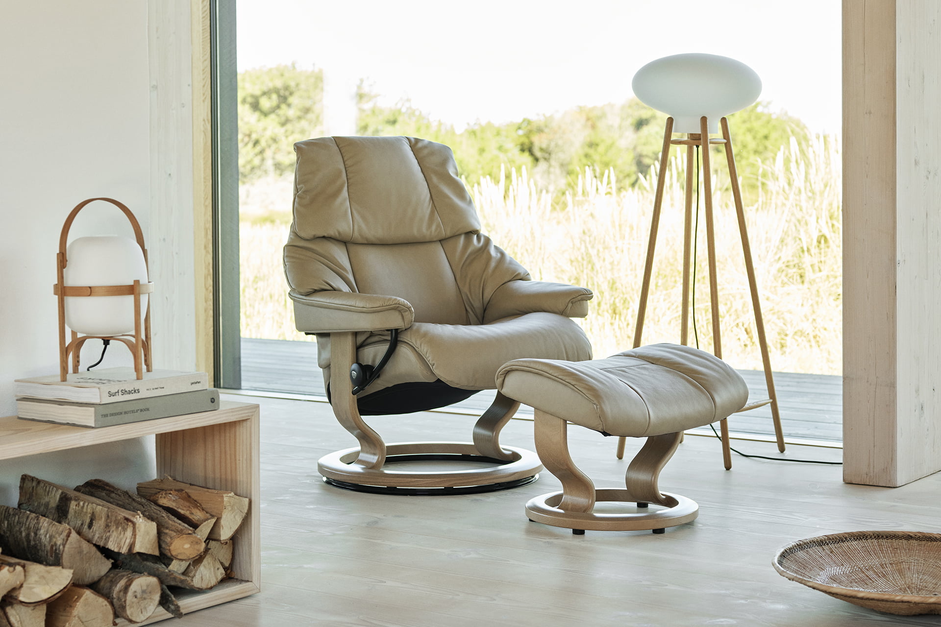 Stressless Reno placeret foran et stort vindue