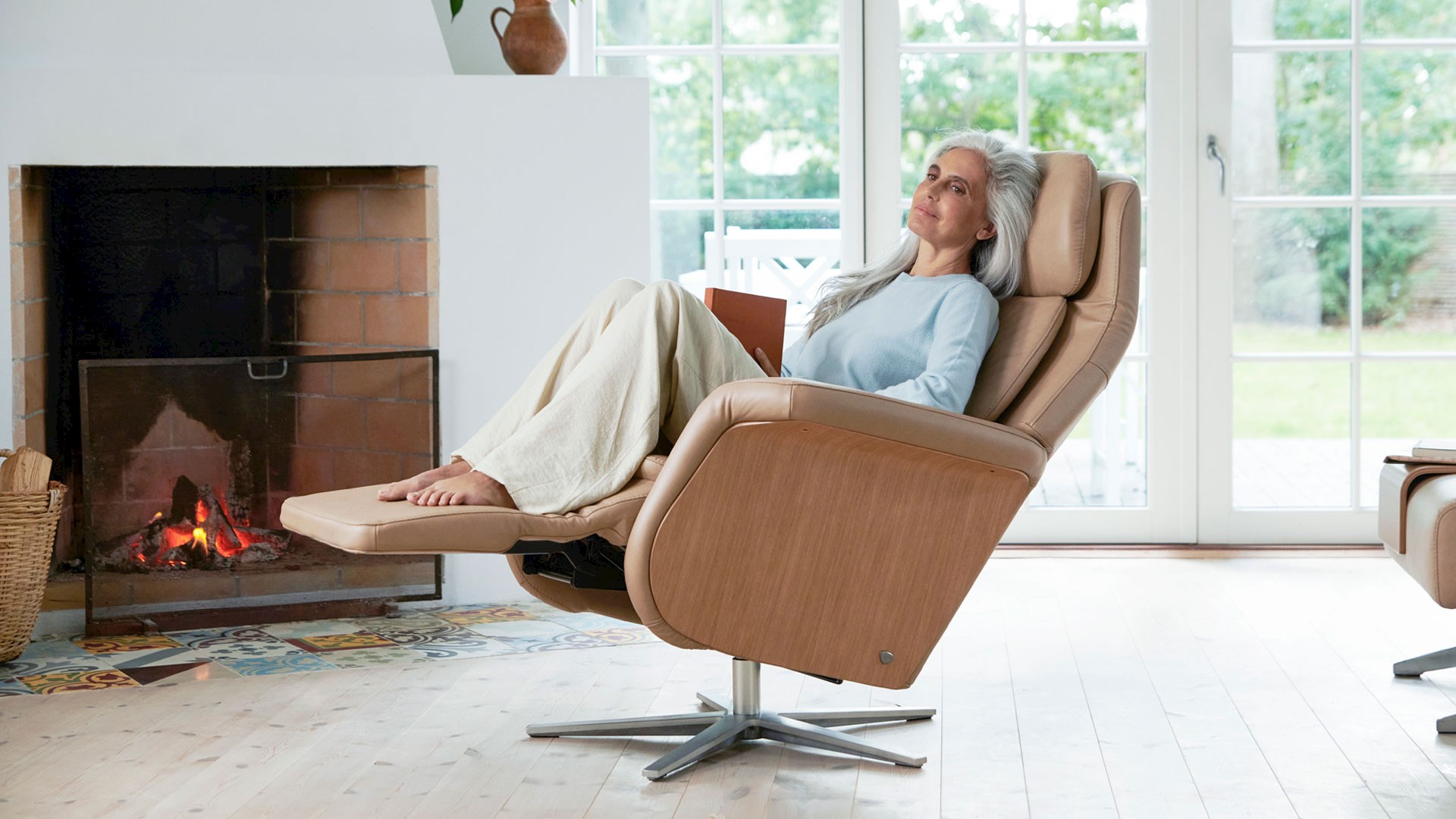 /da-dk/-/media/stresslesssite/products/recliners/samscott/samwoodsiriuspalsandwoman1920x1280.jpg?cx=0.5&cy=0.6&cw=1920&ch=1080&hash=BC091EFC6CBF54932689F26C292C6D8A