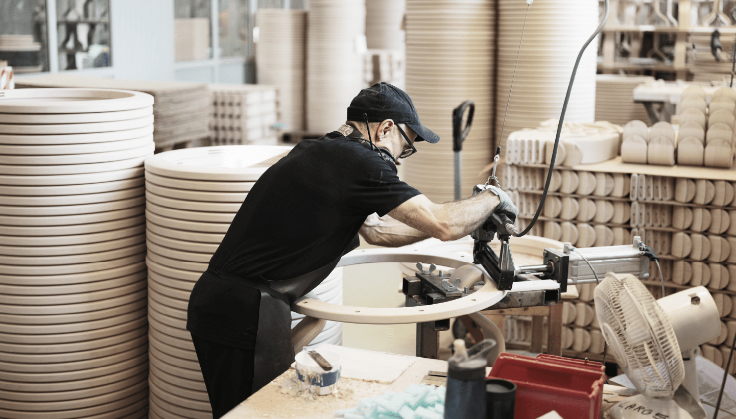 /de-ch/-/media/stresslesssite/aboutus/norwegian-design/factory_woodenbase_drill_1440x820.png