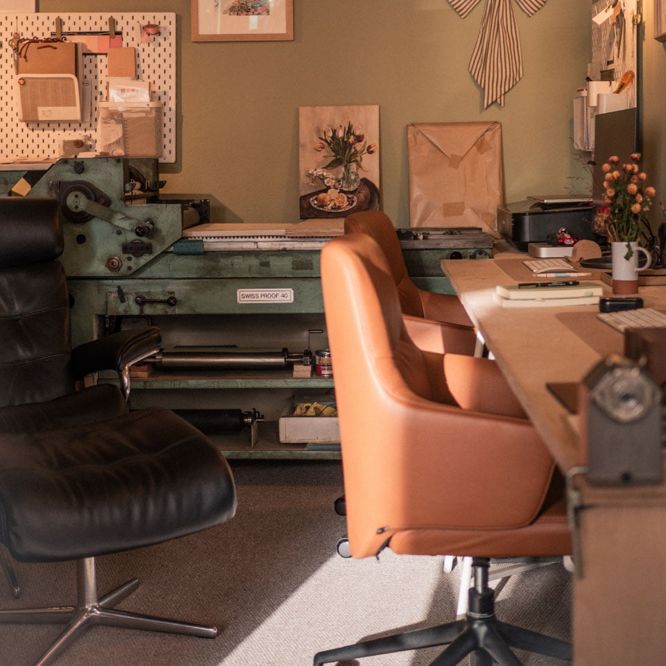 /de-ch/-/media/stresslesssite/magasin/golden-hour-with-letters-of-intent/diningchairs_infocus_960x960px.jpg?cx=0&cy=0&cw=912&ch=912&hash=2D44F6C4B0A2B1788753503F02759BDF