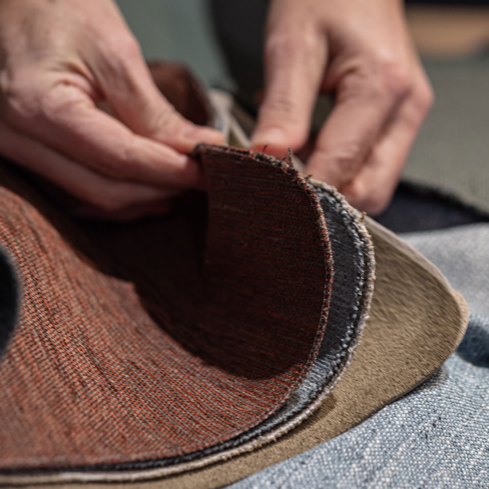 /de-ch/-/media/stresslesssite/magasin/how-stressless-makes-furniture-that-lasts/fabrics_960x960.jpg?cx=0&cy=0&cw=912&ch=912&hash=0219BD240AD1E58E94AD8B4D268BC8FA