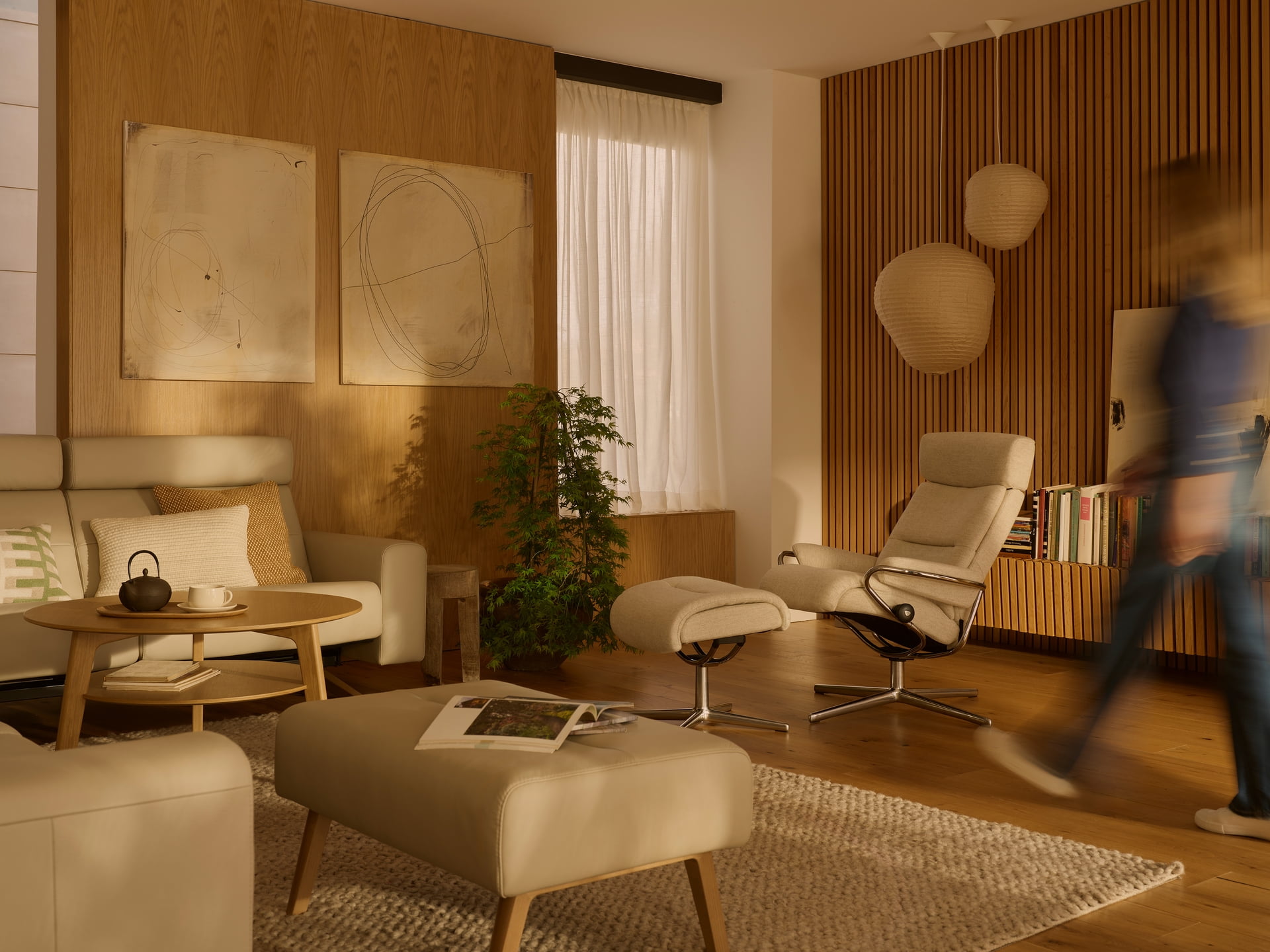 /de-de/-/media/stresslesssite/frontpage/common/goldenmoments/stressless_stella_velaro_light_grey_stressless_tokyo_peony_light_beige_01-2.jpg?cx=0.64&cy=0.61&cw=1920&ch=1080&hash=B88A576C7EF57B7138E7CFB3D506F307