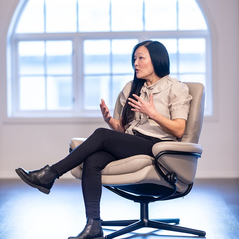 /de-de/-/media/stresslesssite/magasin/curves/4y2a0528_960x1080.jpg?cx=0&cy=0&cw=912&ch=912&hash=07696654DDD0A339E631F26FFE629622