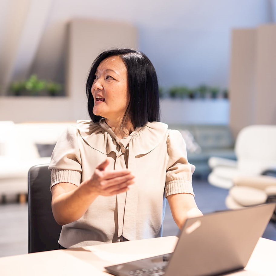 /de-de/-/media/stresslesssite/magasin/curves/4y2a0648_960x1080.jpg?cx=0&cy=0&cw=912&ch=912&hash=718D606D0D9FEBA92BE37F2E145C3113