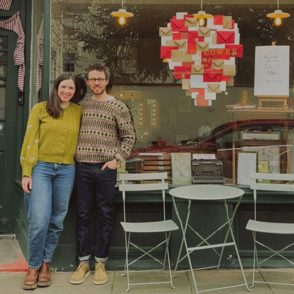 /de-de/-/media/stresslesssite/magasin/golden-hour-with-letters-of-intent/rebeccakarl_standing_960x960px.jpg?cx=0&cy=0&cw=1200&ch=1200&hash=D5EF42802B59B8ADC5DE7A598A1CE3D7