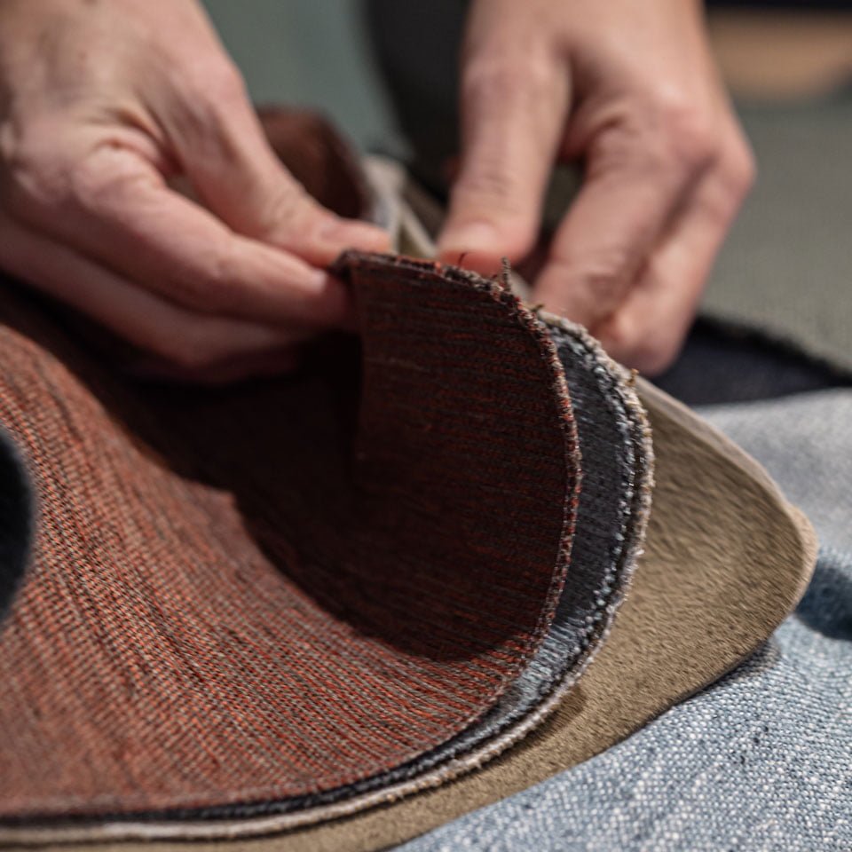 /de-de/-/media/stresslesssite/magasin/how-stressless-makes-furniture-that-lasts/fabrics_960x960.jpg?cx=0&cy=0&cw=912&ch=912&hash=BD63CE930B29070F973FB86DFA58F800