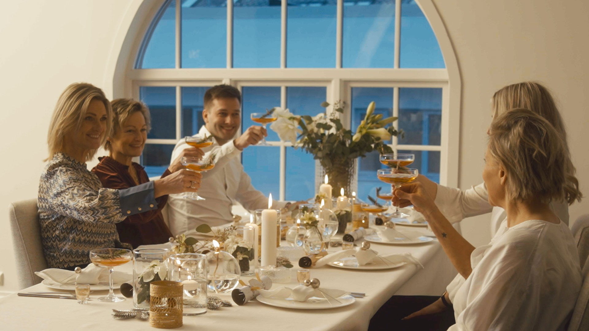 /de-de/-/media/stresslesssite/magasin/setthetable/decoration_people_toast1920x1280.jpg?cx=0&cy=0&cw=1920&ch=1080&hash=D30B120FC6EA65BAC5AE4EAB9A213ACB