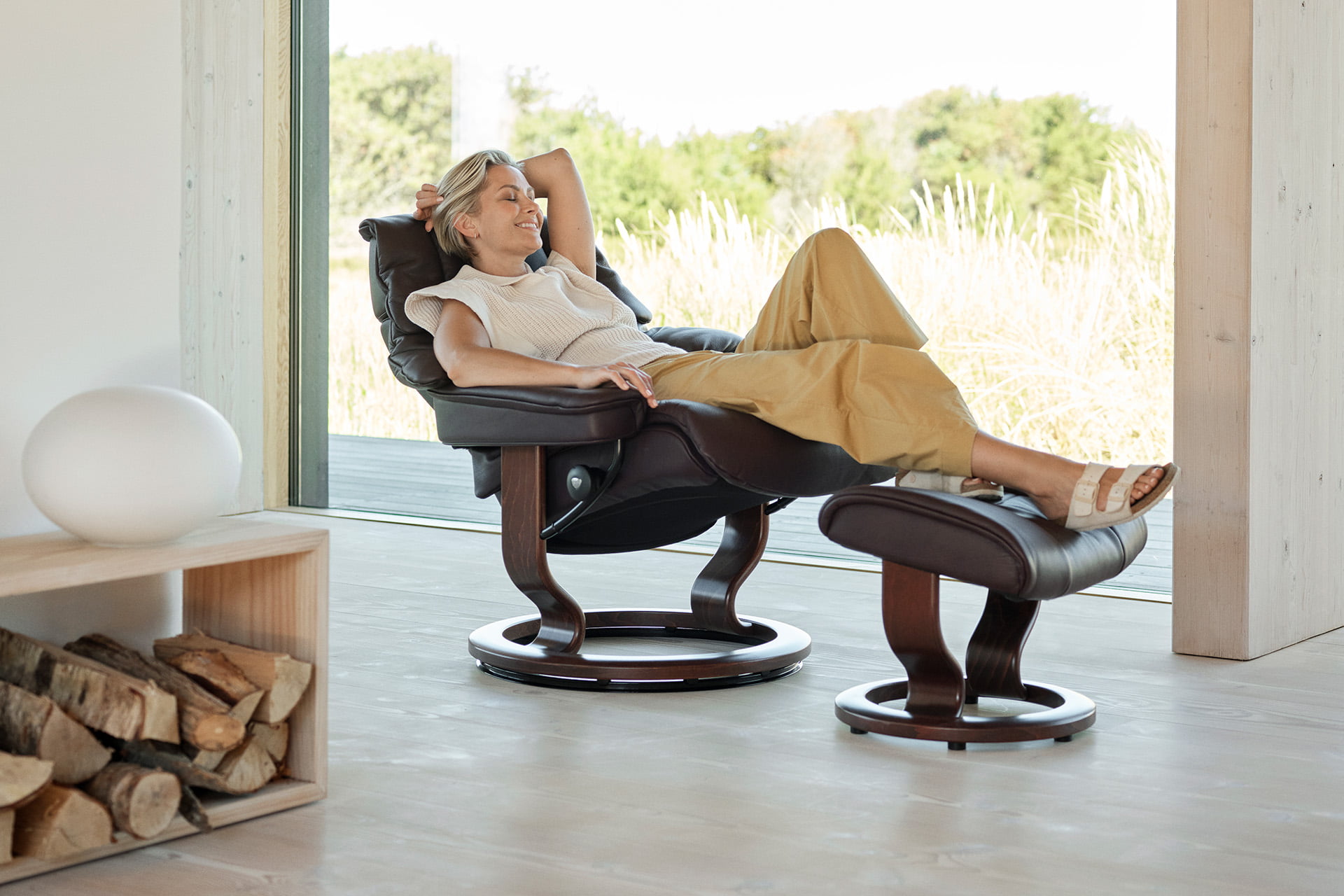 /de-de/-/media/stresslesssite/microsite/comfortupgrade/stressless_reno_m_classic_nob_amarone_brown_model_1920x1280.jpg?cx=0.56&cy=0.44&cw=1920&ch=1080&hash=00C0E5990B94836ACF830E3B42E7DE64