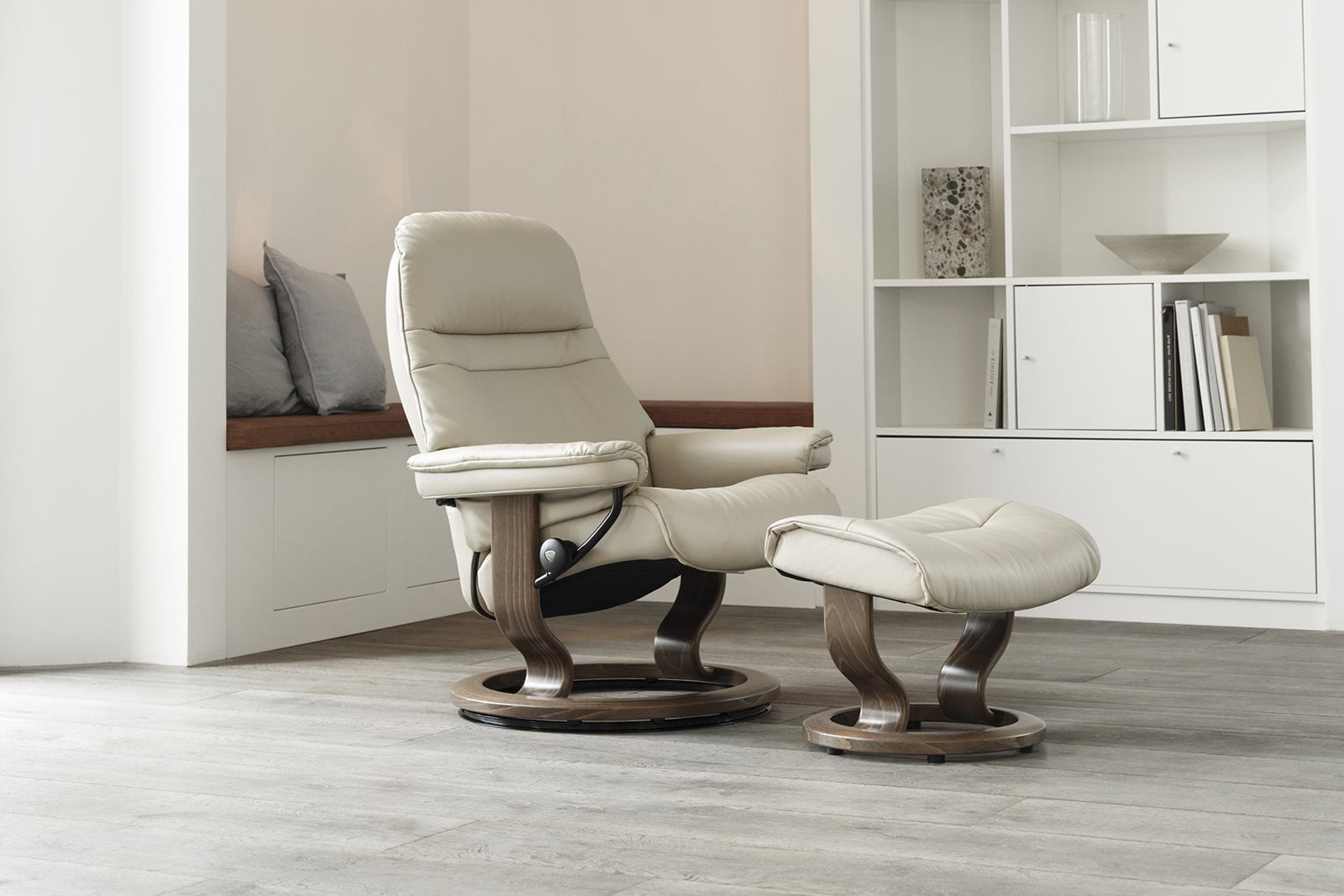 Stressless® Relaxsessel in einem hellen Interieur