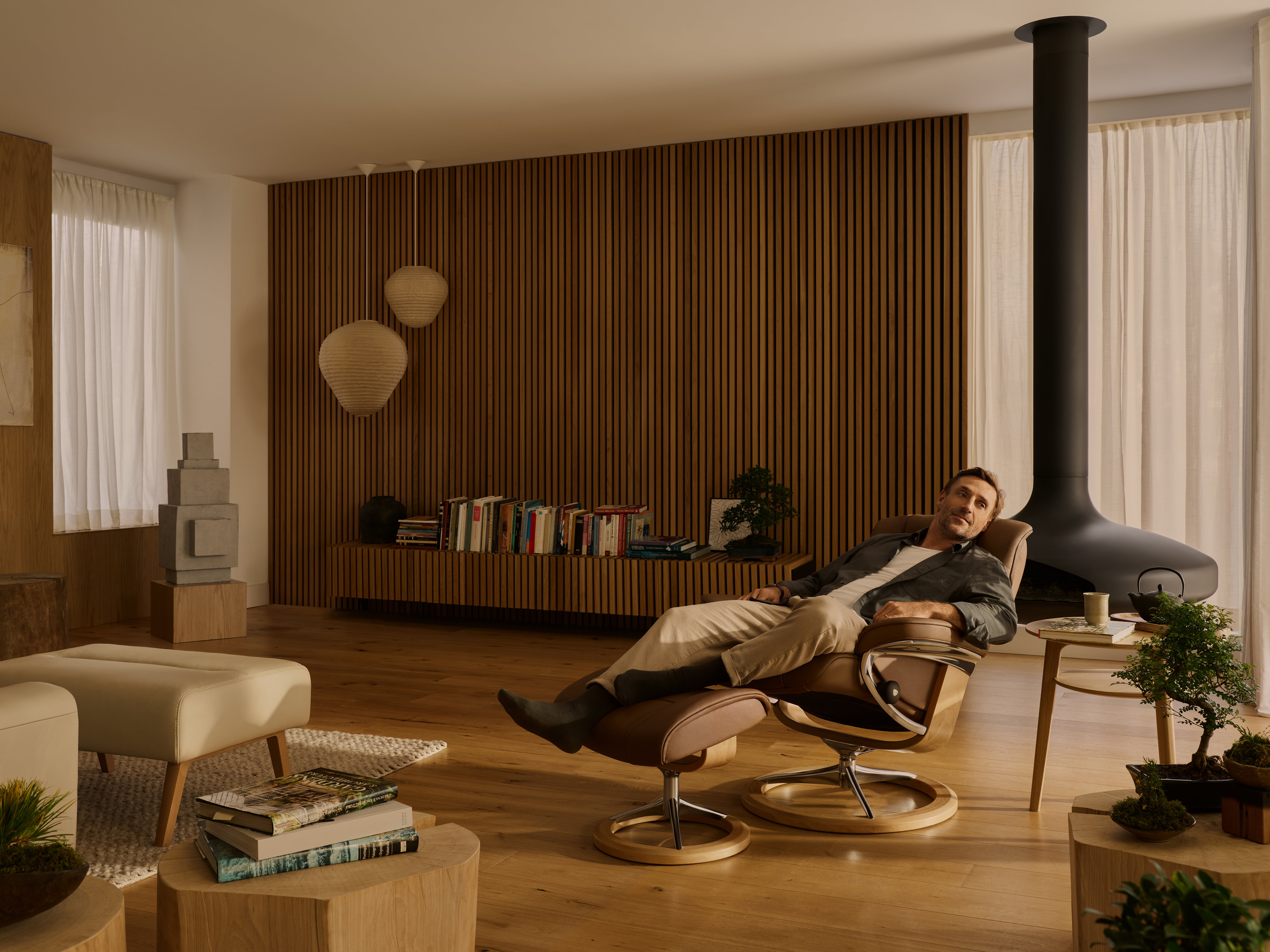 /de-de/-/media/stresslesssite/promotions/centraleurope/de/stressless_consul_classic_m_bat_mole_walnut_8-(3)/mayfair-1920x1080/stressless_mayfair.jpg?cx=0.66&cy=0.7&cw=1920&ch=1080&hash=69FF121D2166F3E256E4D9F569FF00AA