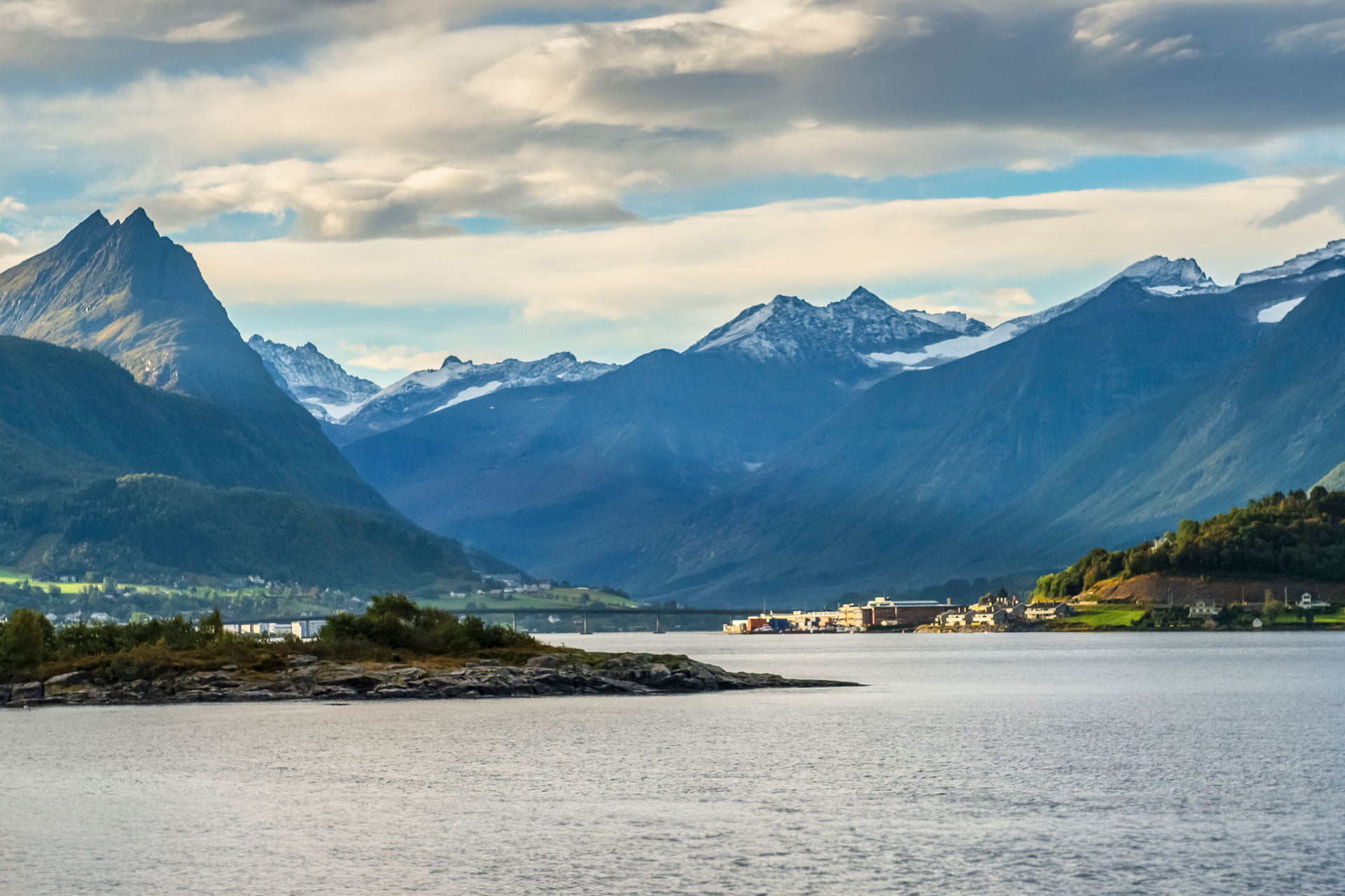 /de-de/-/media/stresslesssite/promotions/global/herodining/sykkylven_1920x1280.jpg?cx=0.5&cy=0.56&cw=1920&ch=1080&hash=1C83D8F6495D483FB148C8FE7F903CDB