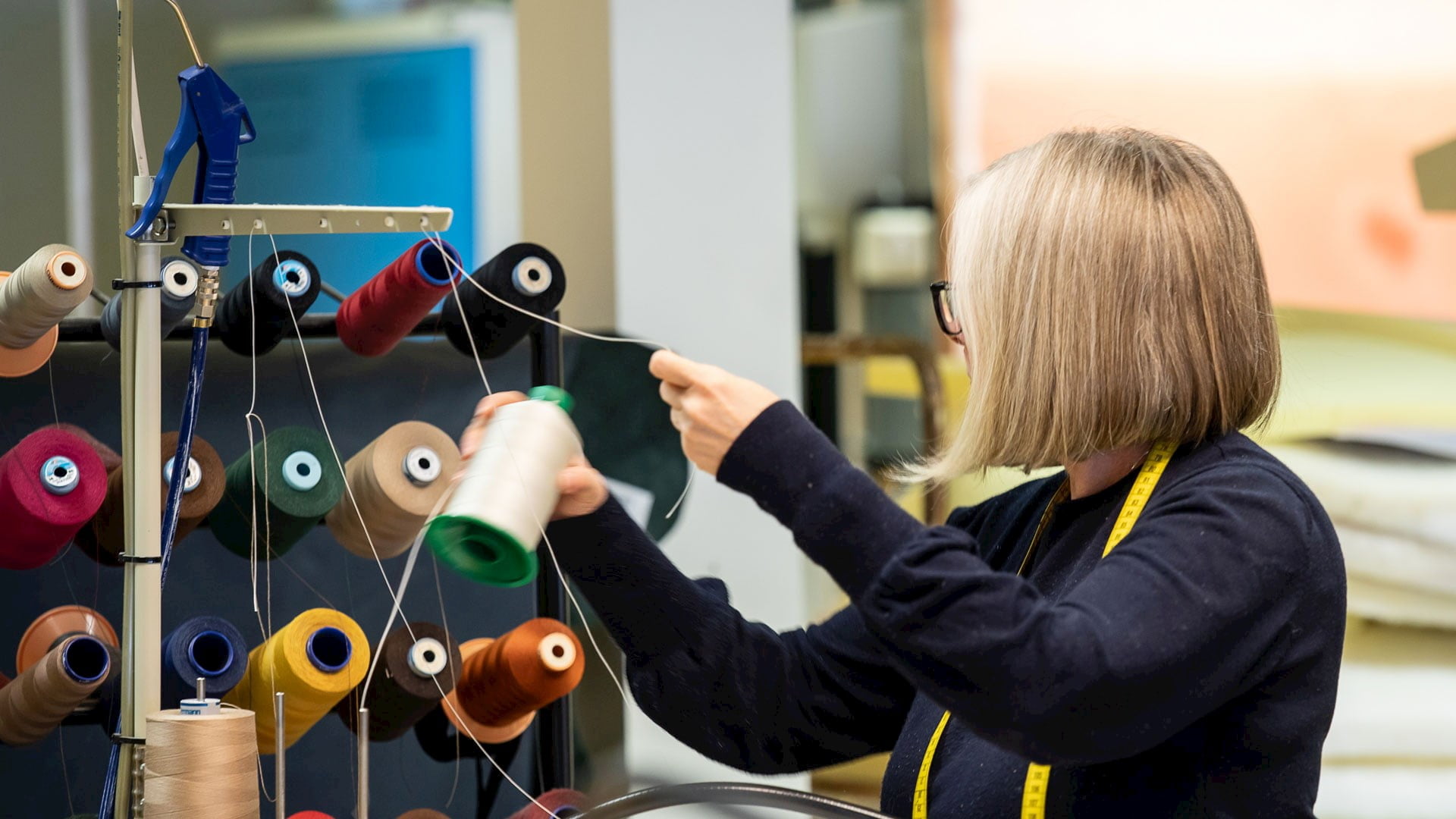 /en-au/-/media/stresslesssite/magasin/how-stressless-makes-furniture-that-lasts/sowing_1920x1280.jpg?cx=0&cy=0&cw=1920&ch=1080&hash=7F0EFCB3B7032E2628095E6B45ACBE0D