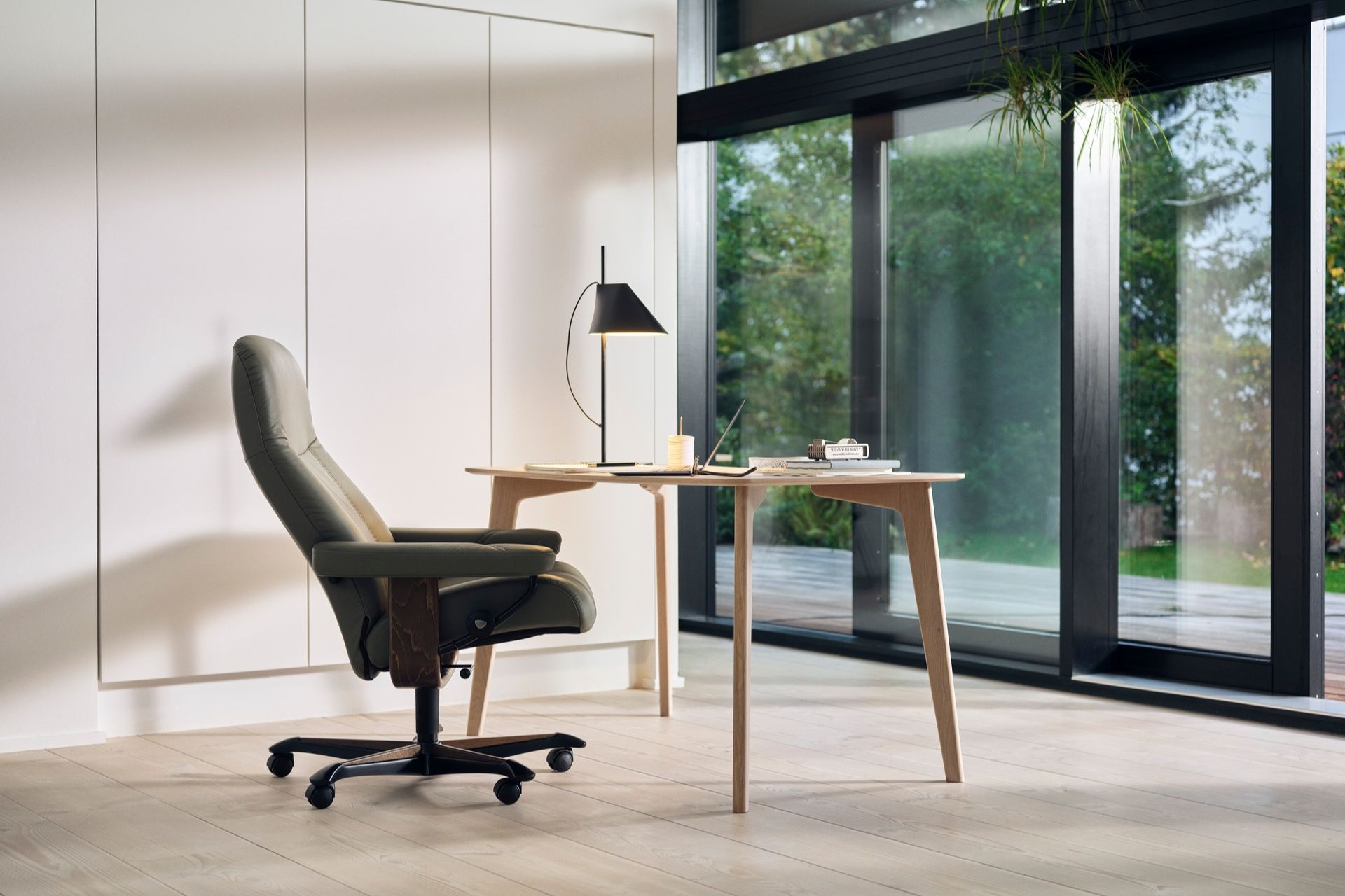 /en-au/-/media/stresslesssite/promotions/au/office-consul.jpg?cx=0.31&cy=0.72&cw=1920&ch=1080&hash=075A60BA04467961B9A89442834725DA