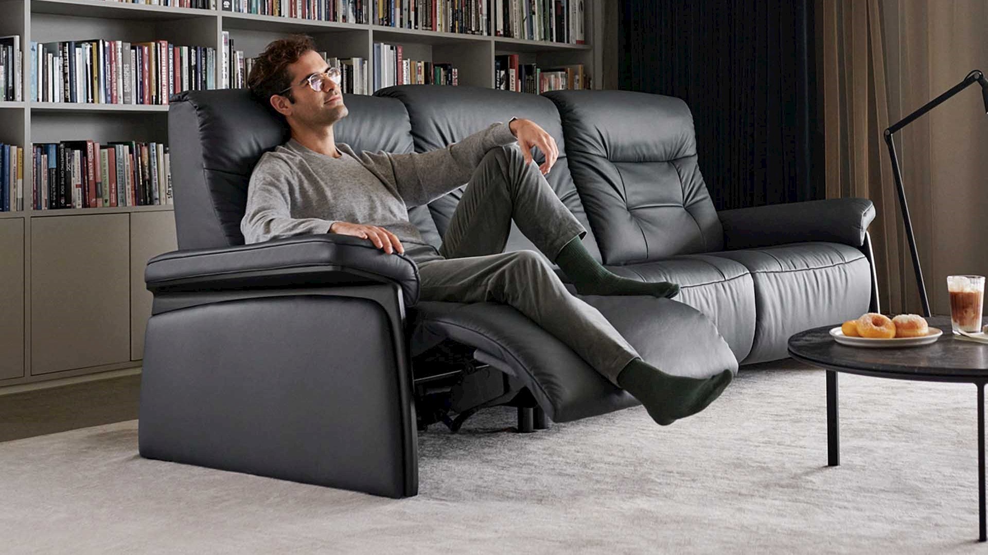 /en-ca/-/media/stresslesssite/inspiration/styles/modern-noir/mary1920x1281.jpg?cx=0.51&cy=0.93&cw=1920&ch=1080&hash=D3F8DFFF418B856F551C7E7D8C02DD90