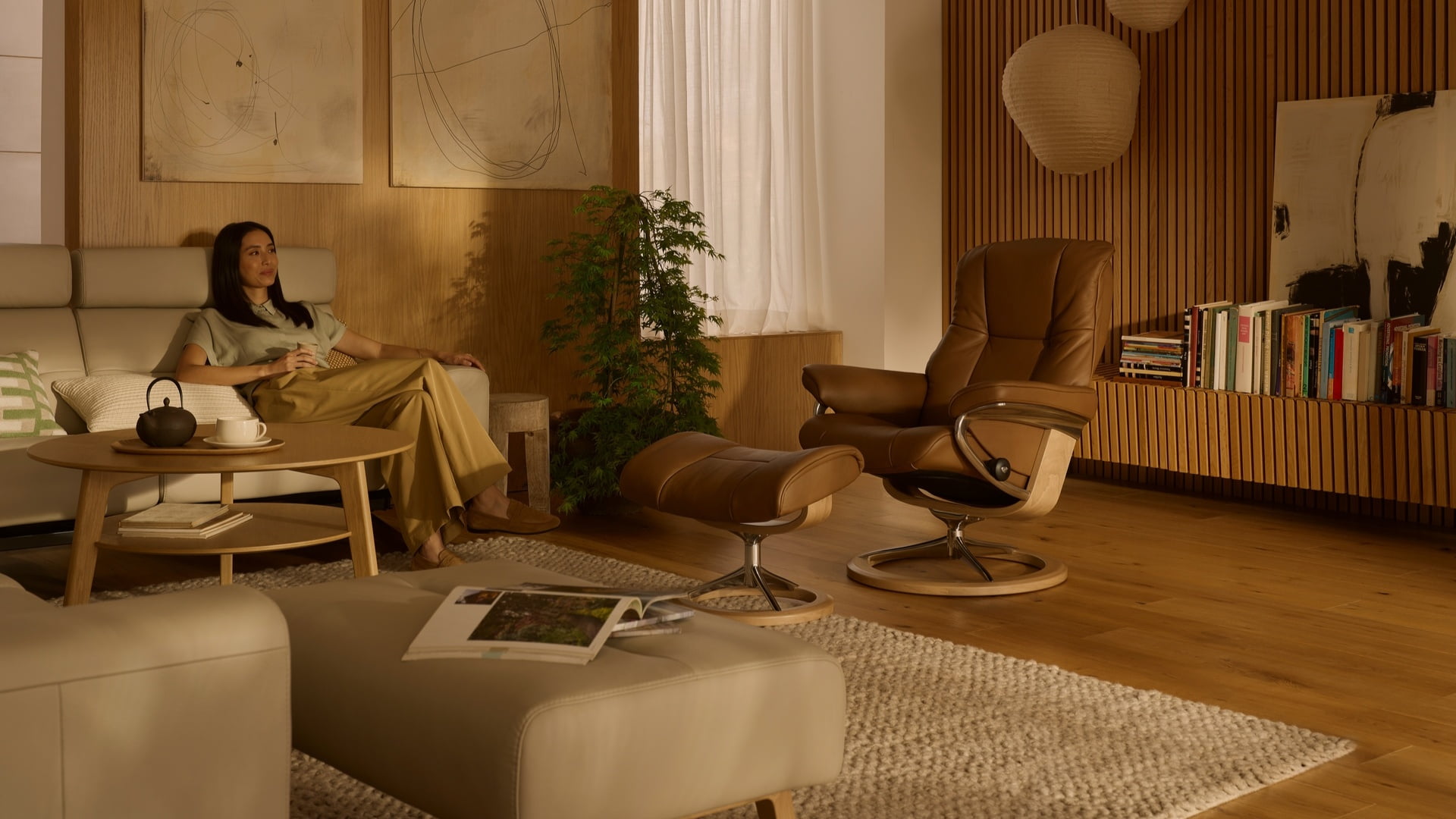 /en-ca/-/media/stresslesssite/products/sofas/stressless_stella_velaro_light_grey_stressless_mayfair_signature_velaro_dark_caramel_03_1920x1080.jpg?cx=0&cy=0&cw=1920&ch=1080&hash=F70D4351EBF5F343488B5C76AE3302D3