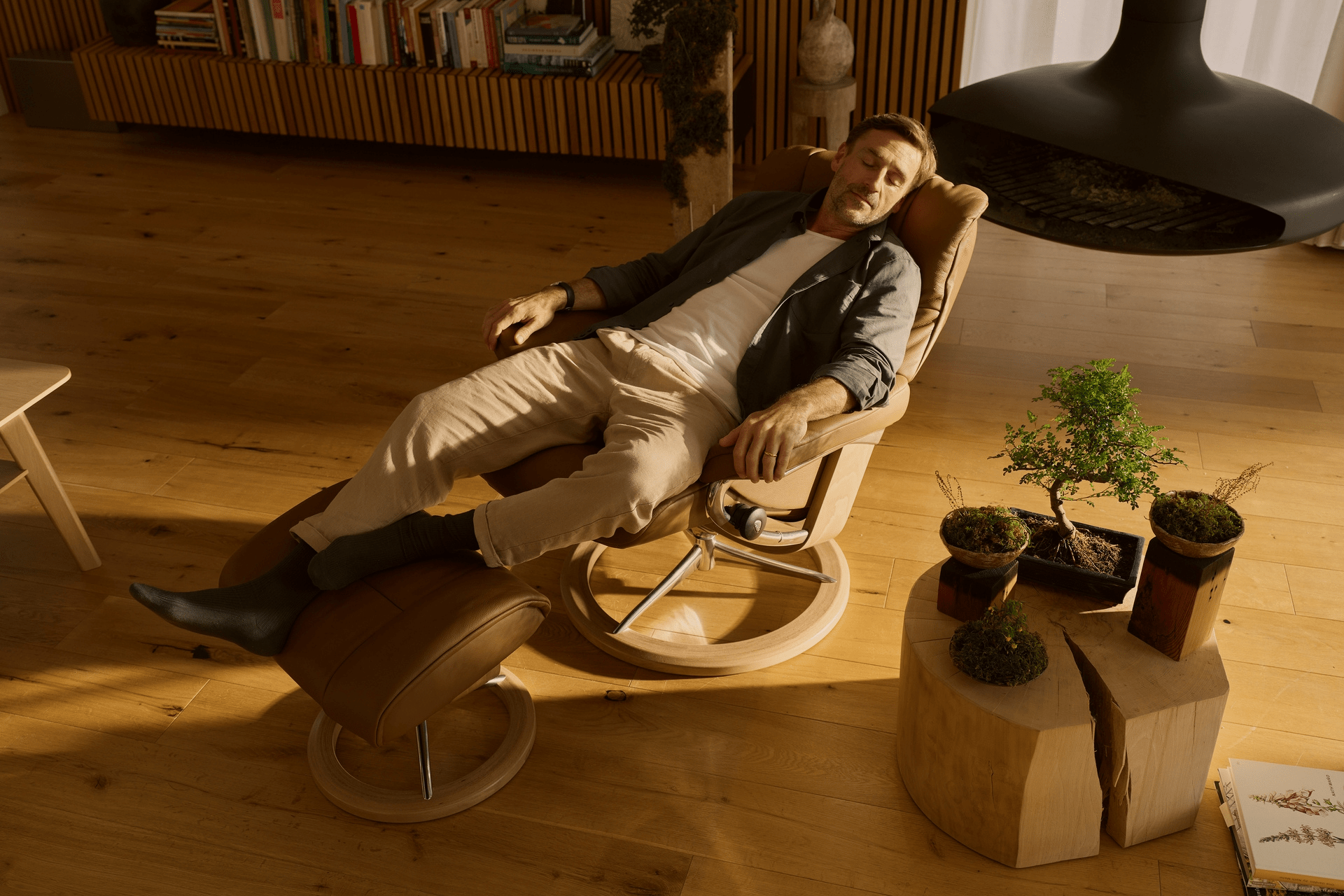 /en-gb/-/media/stresslesssite/products/recliners/mayfair/stressless_mayfair_signaturevelaro_dark_caramelpolished-oak12_1920x1280.png?cx=0.53&cy=0.37&cw=1920&ch=1080&hash=82B715CCDE4C79988BECEAFC6BB8DC27