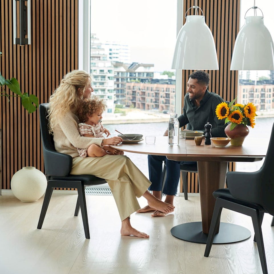 Family sitting on Stressless Vanilla High chairs at Bordeaux table
