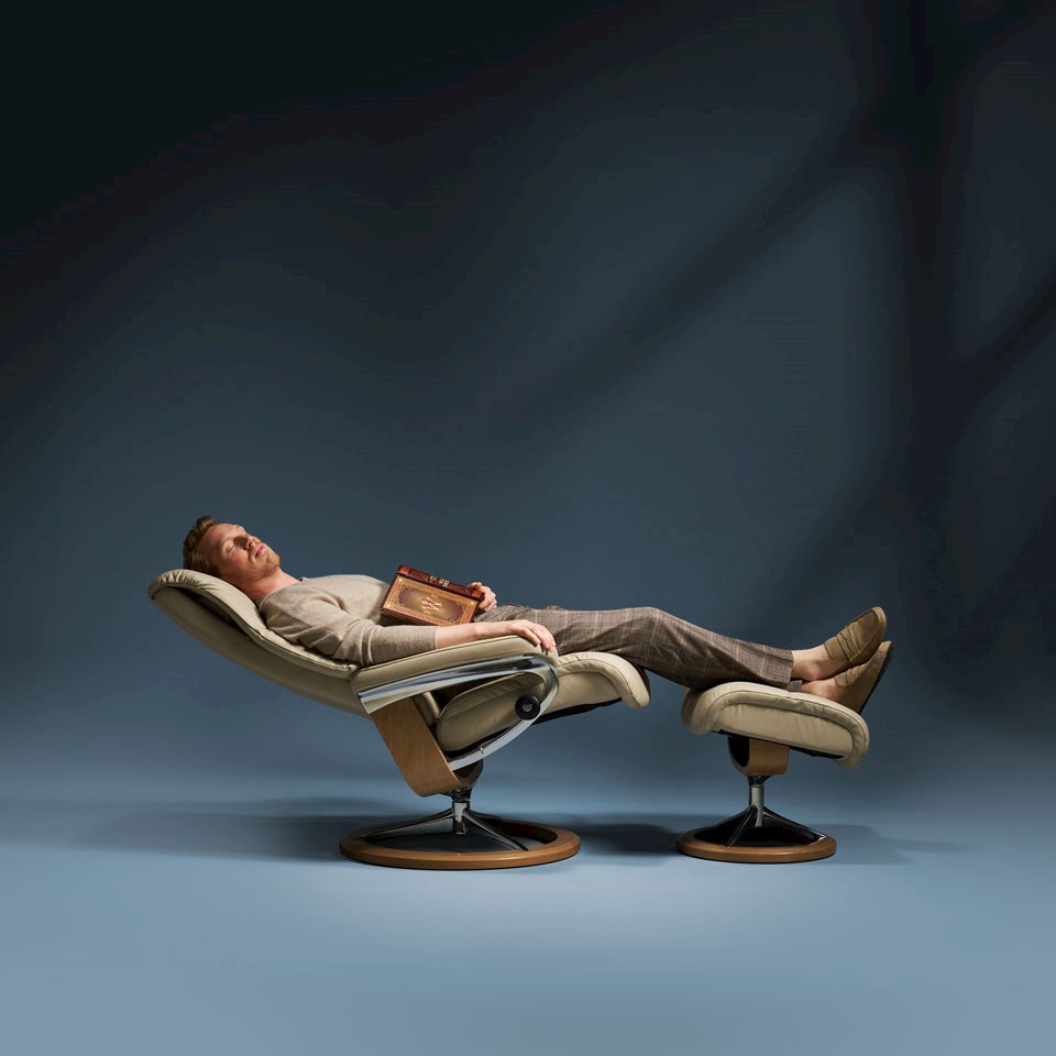 Man sleeping in Stressless View recliner