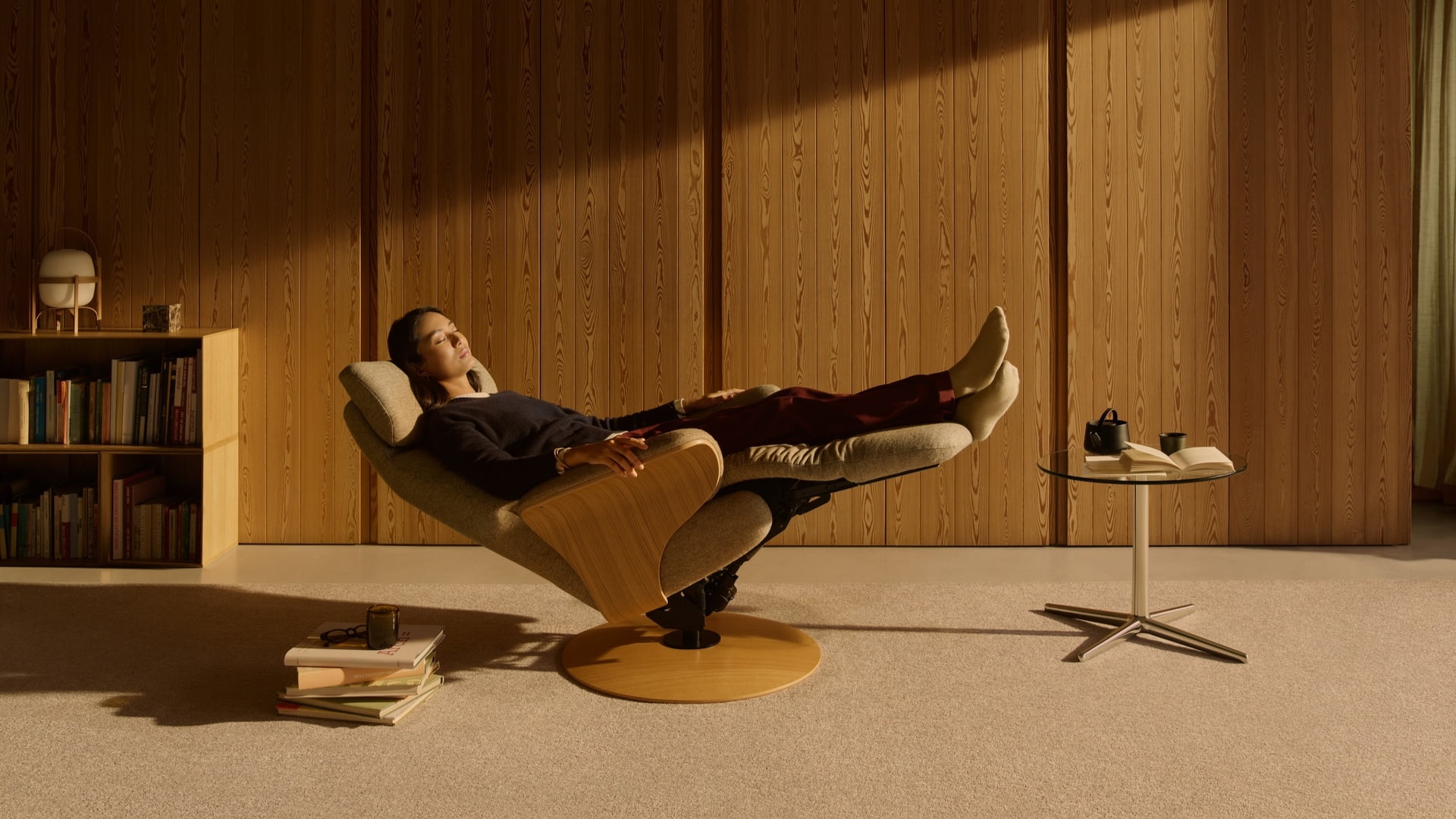 /en-ie/-/media/stresslesssite/products/recliners/adam/stressless_adam_disc_clover_funghi_natural_oak_05_1920x1080.jpg?cx=0&cy=0&cw=1920&ch=1080&hash=EFC17A6194305EF023C78C67F6F2A617