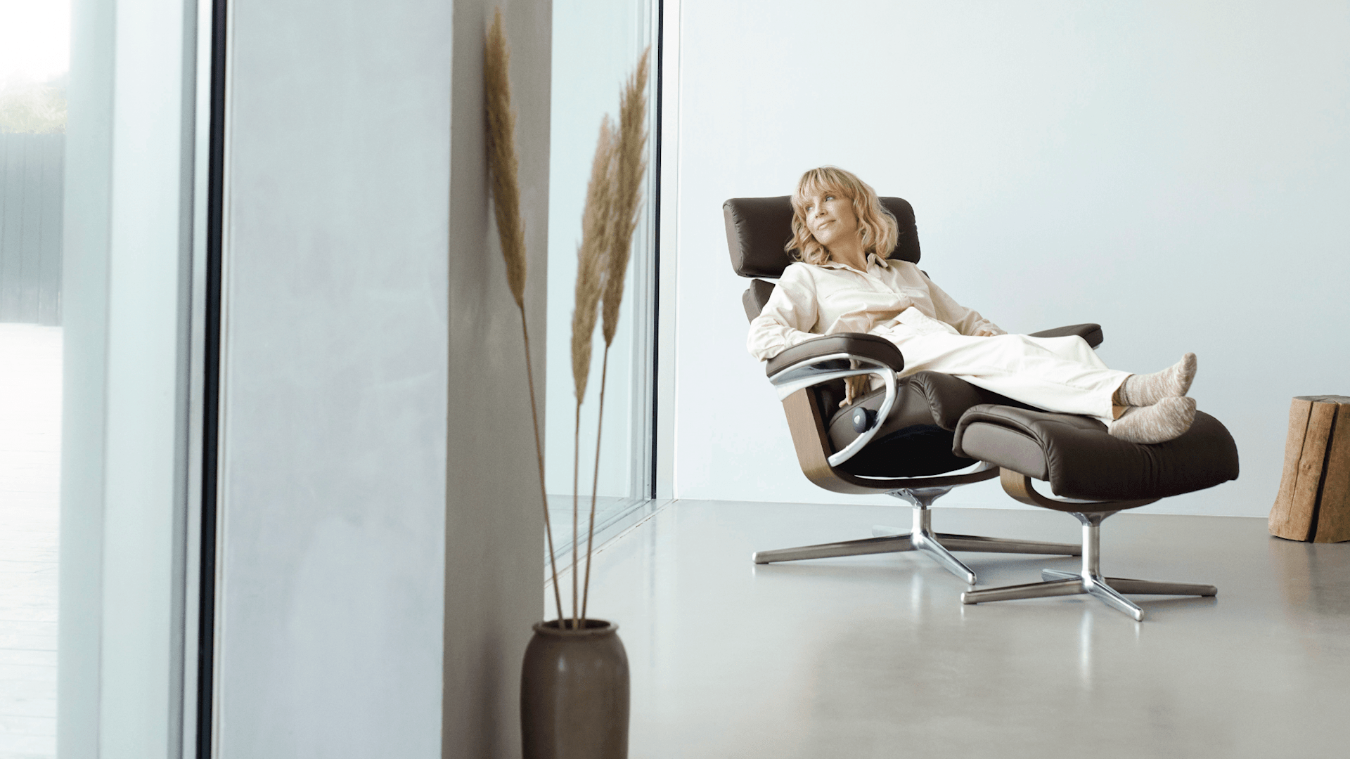 /en-ie/-/media/stresslesssite/products/recliners/erik/stressless_erik_cross_pal_chocolate_chrome_model_w_portrait2_2260x1150.png?cx=0&cy=0&cw=1920&ch=1080&hash=E0BB921B1D993C47D9A414431BD22E72