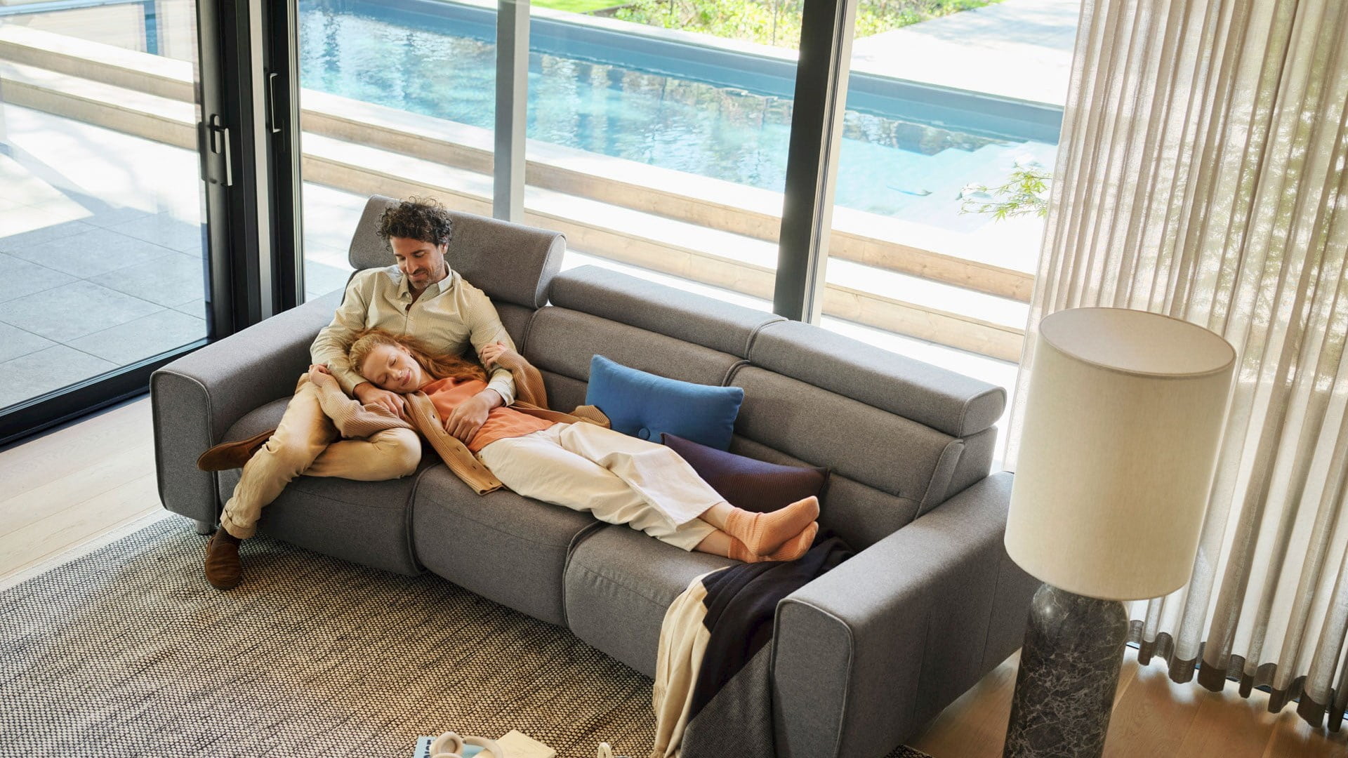 /en-ie/-/media/stresslesssite/products/sofas/emily/emily_calido_grey_manandwoman_1920x1280.jpg?cx=0.35&cy=0.49&cw=1920&ch=1080&hash=28C8EC94FED517DDFA7A49D6AF598044