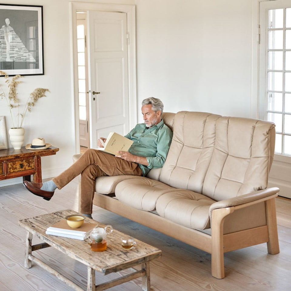 Man reading in Stressless Windsor sofa