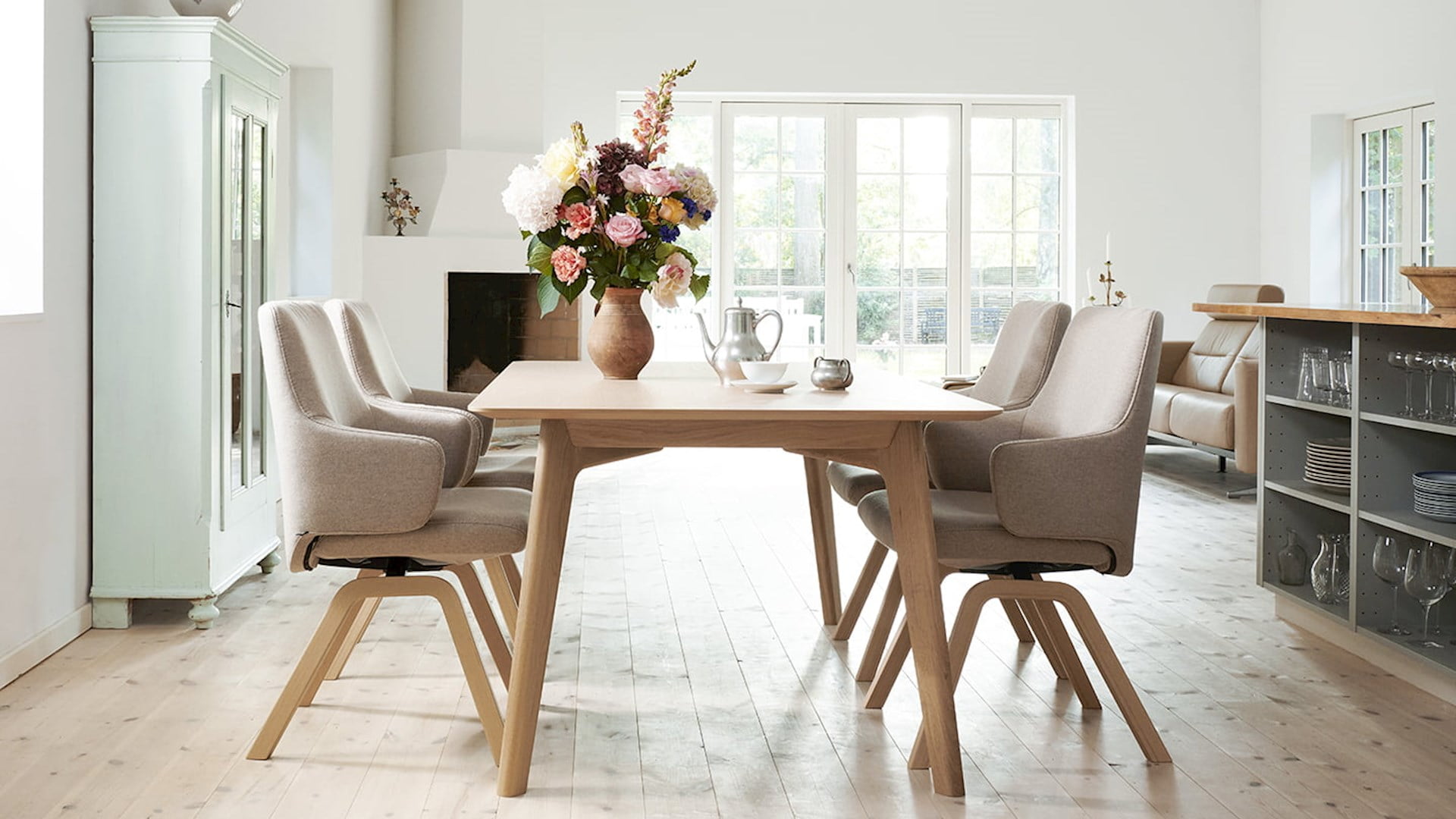 /en-sg/-/media/stresslesssite/inspiration/styles/costalcottage/laurel_diningcottage1440x820.jpg?cx=0.42&cy=0.48&cw=1920&ch=1080&hash=5D0A08B102D1C375E2C98D87020F2985