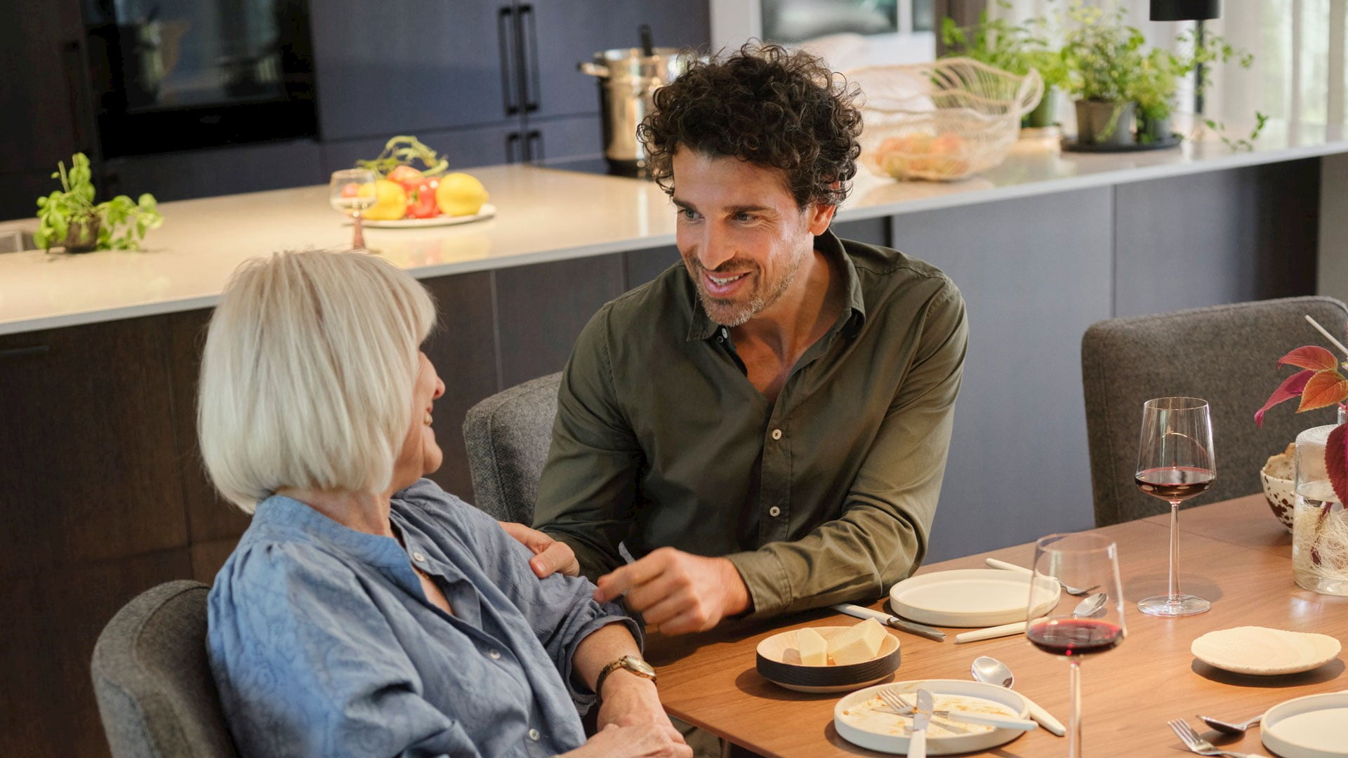 /en-sg/-/media/stresslesssite/products/dining/0824/vanilla_low_d200_peonymole_motherson_1920x1280.jpg?cx=0.92&cy=0.29&cw=1920&ch=1080&hash=F7BB15851B94BD18A4C7EB951CDFEBB7