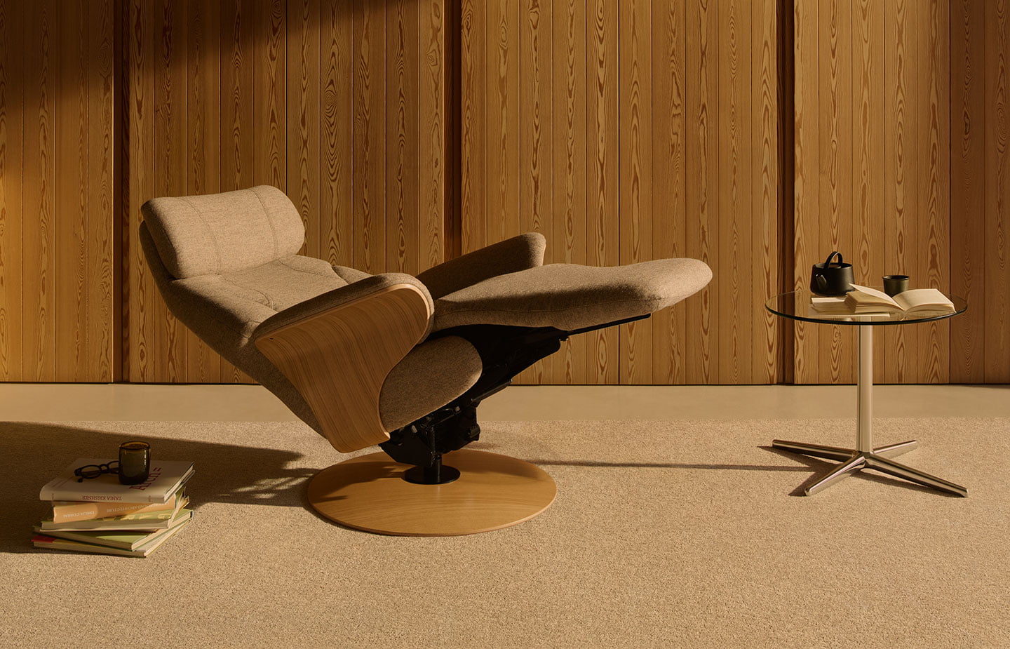 /en/-/media/corporatesite/brandslistimages/stressless-adam-disc-clover-funghi-natural-oak-1440x925.jpg?cx=0.38&cy=0.51&cw=1920&ch=1080&hash=169AE49E086384278CDDC744A8A61FB9