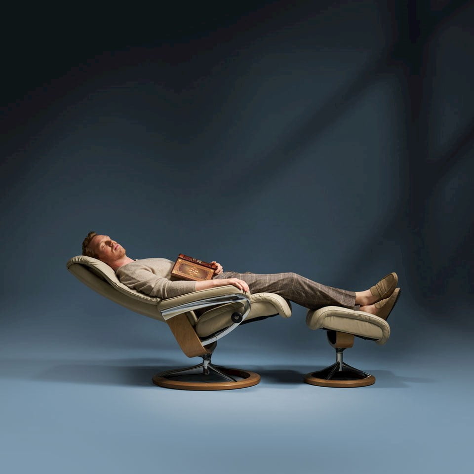 Man sleeping in Stressless View recliner
