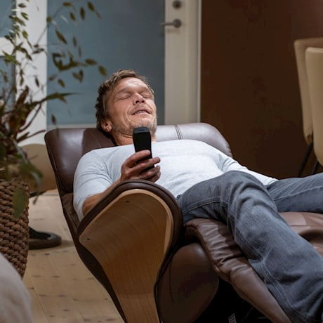 /en/-/media/stresslesssite/magasin/recharge-your-mind/tomasrelaxing.jpg?cx=0&cy=0&cw=460&ch=460&hash=D1EE51FF3B5ED7E4F6D38941101B0FF4