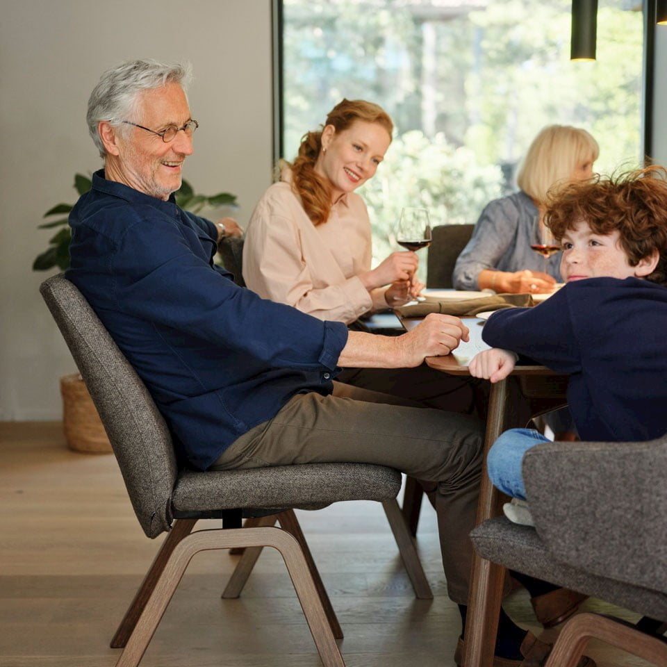 Family by Stressless dining table