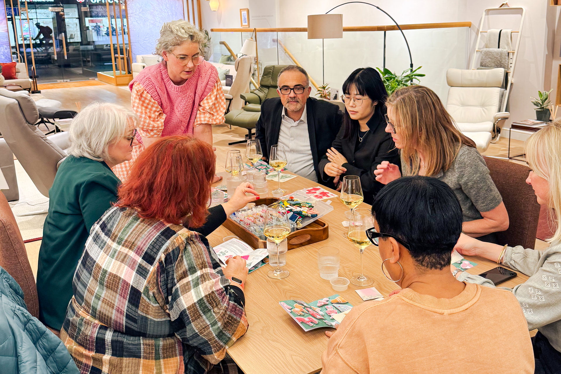 /es-es/-/media/stresslesssite/magasin/sewyeah/sewyeah_attendants_1920x1280.jpg?cx=0&cy=0&cw=1920&ch=1080&hash=2E12F55DDF45DC4F047D7693BAACF4D6