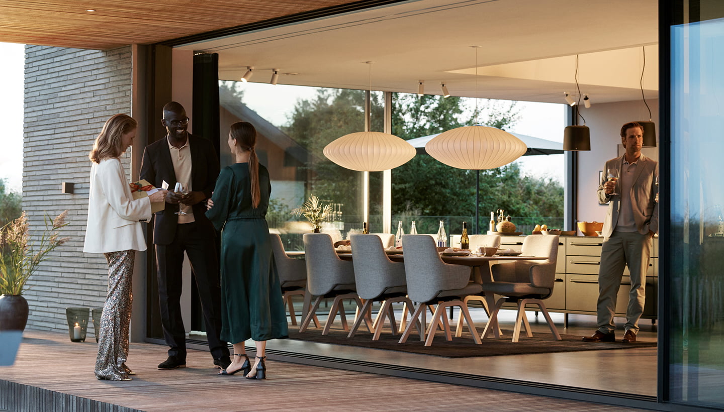 Fiesta en una habitación con muebles Stressless® Dining