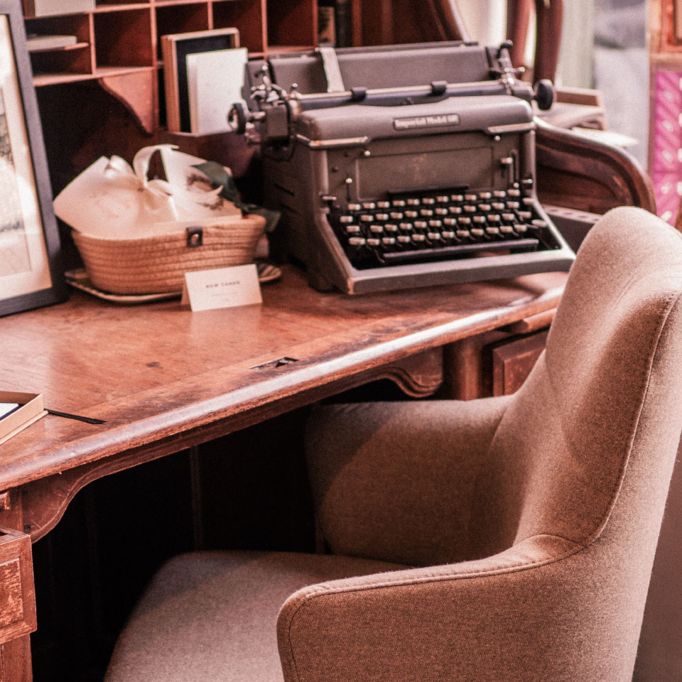 /es-mx/-/media/stresslesssite/magasin/golden-hour-with-letters-of-intent/chair_typewriter_960x960px.jpg?cx=0&cy=0&cw=912&ch=912&hash=05C533679BD2455C743E0FDD13C216B9