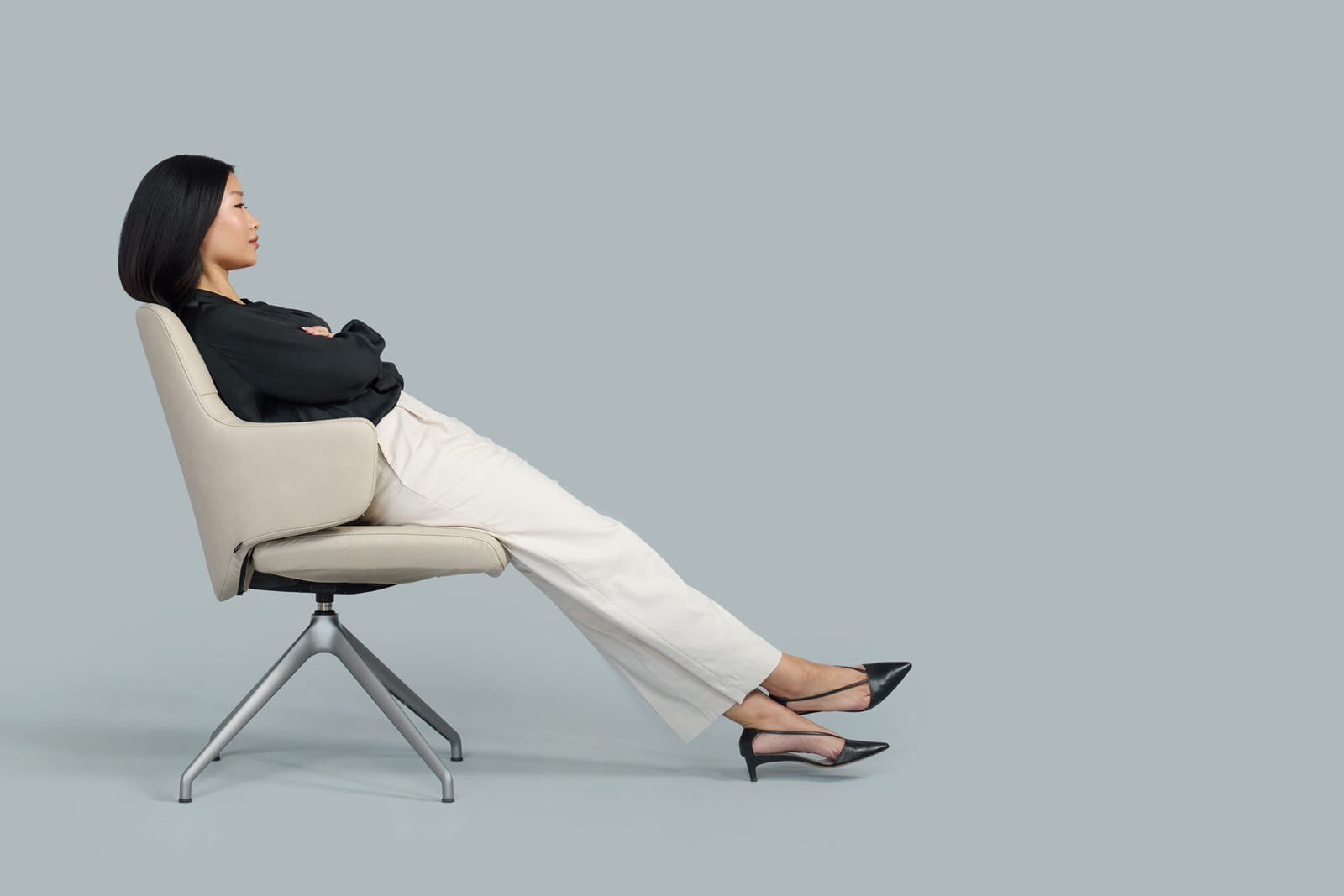 Woman sitting in Stressless Bay dining chair