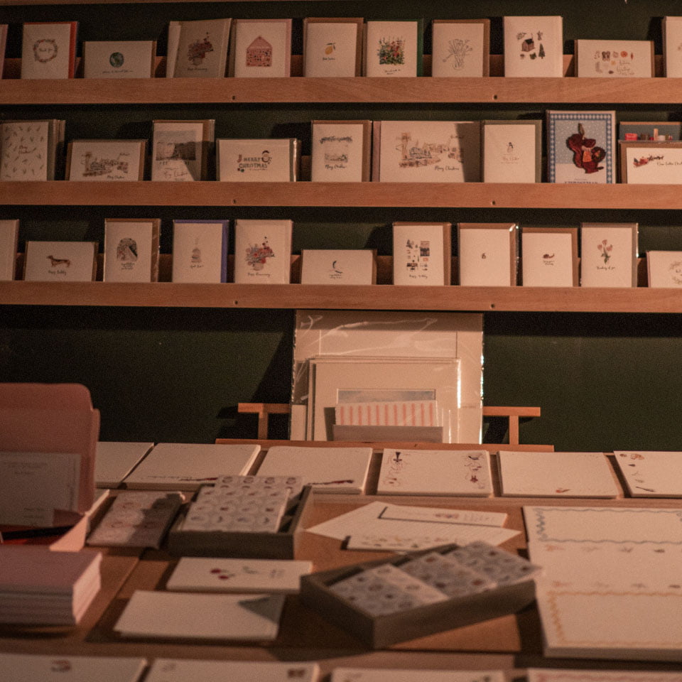 /fi-fi/-/media/stresslesssite/magasin/golden-hour-with-letters-of-intent/shelf_cards_frames_960x960px.jpg?cx=0&cy=0&cw=912&ch=912&hash=BE186C1D59482BF9C8923851747F5D69