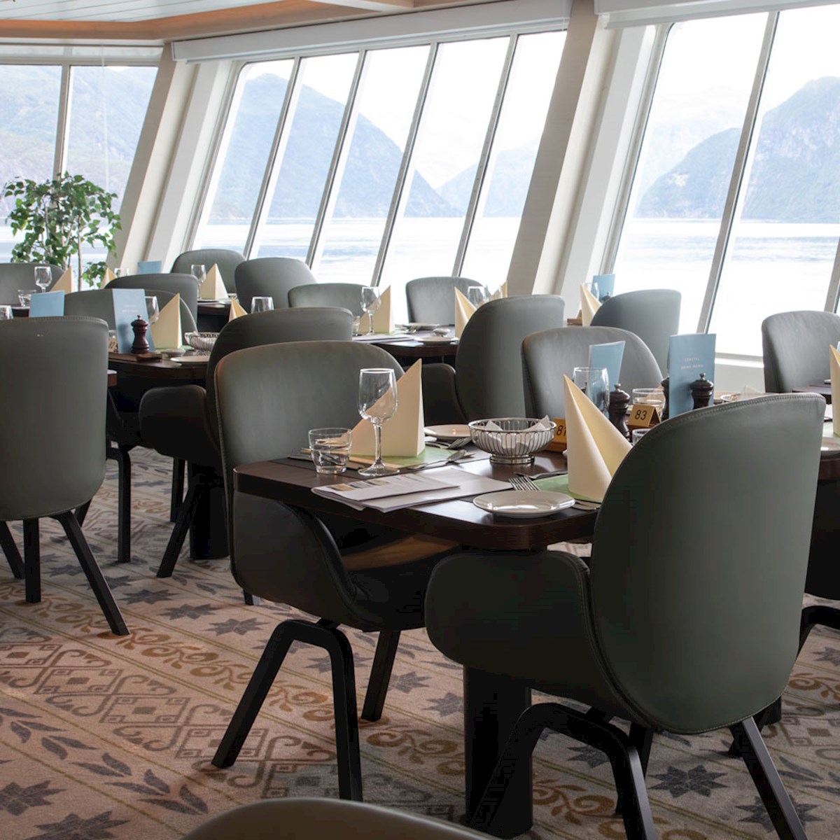 /fi-fi/-/media/stresslesssite/magasin/hurtigruten/hurigruten_dining_view2_960x960.jpg?cx=0&cy=0&cw=1200&ch=1200&hash=46F5E46C6B7733846650107F3AB864DC